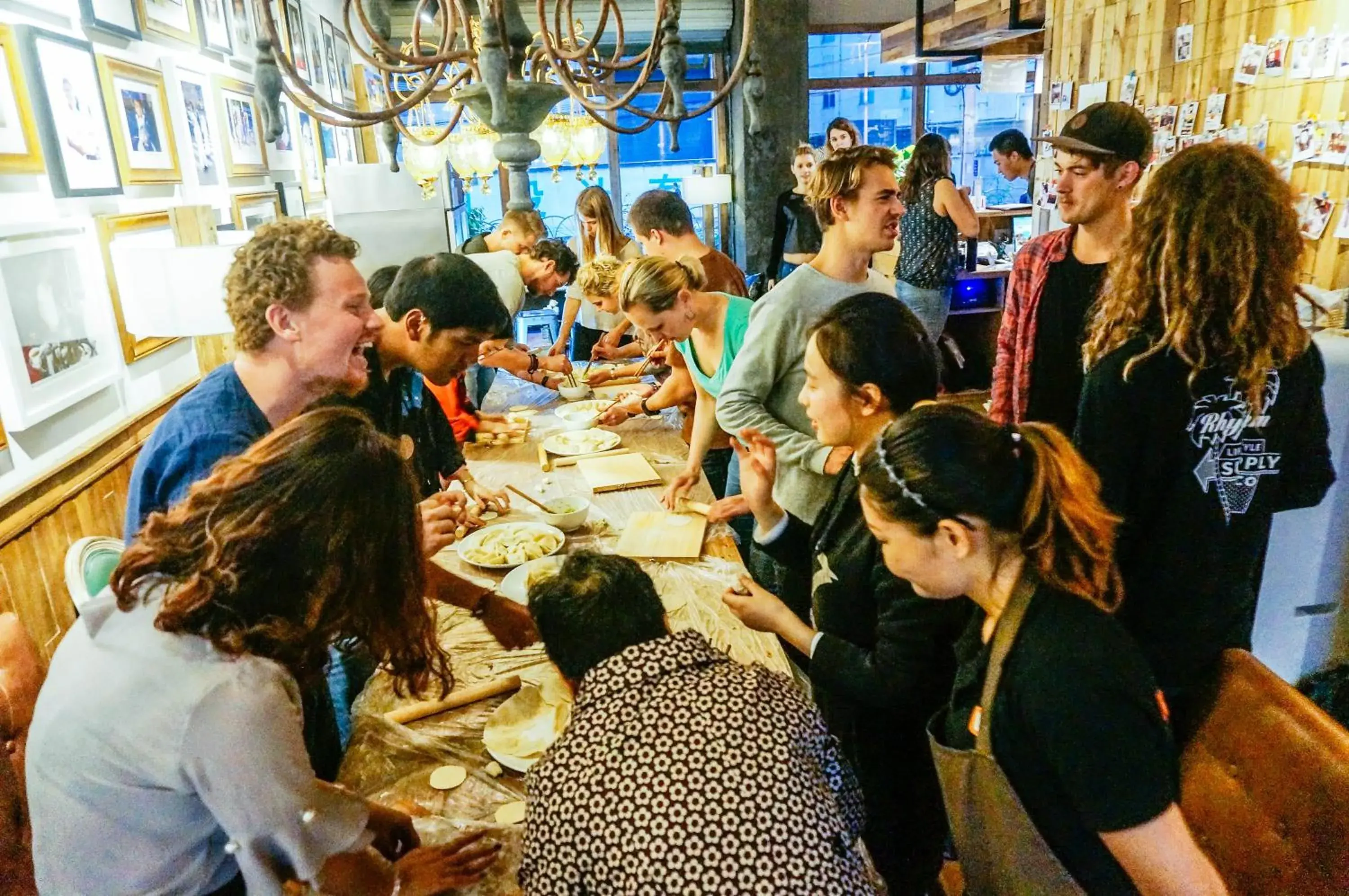 Lounge or bar in SONDERIA Lazybones Hostel- Wenshu Temple Side, Chill Hostel with All-Day Brunch, Travel Agency in English & Local Bar Vibes Lounge or bar in SONDERIA Lazybones Hostel- Wenshu Temple Side, Chill Hostel with All-Day Brunch, Travel Agency in English & Local Bar Vibes