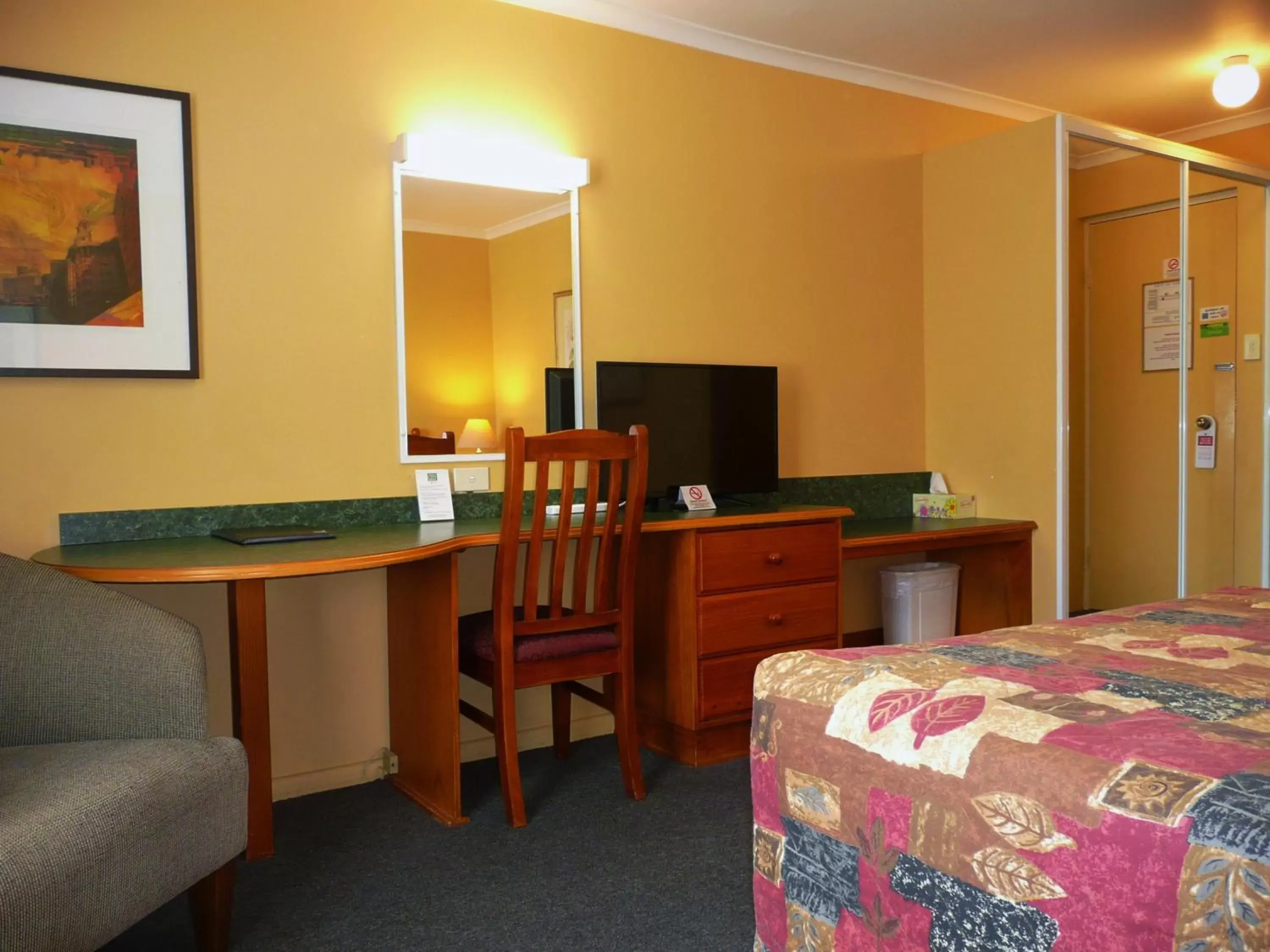 Deluxe Queen Room in Parramatta City Motel