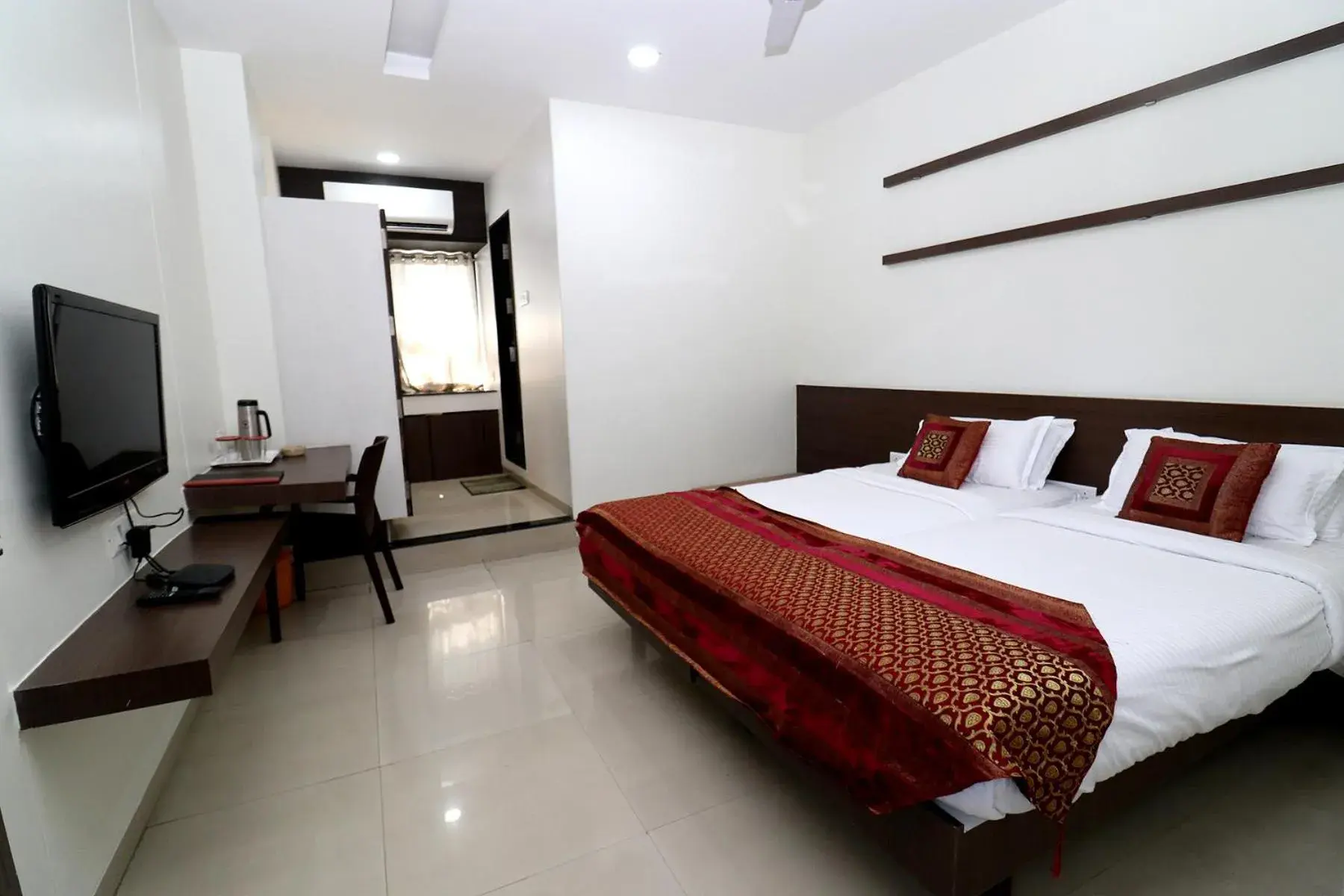 Bedroom, Bed in Hotel Girnar