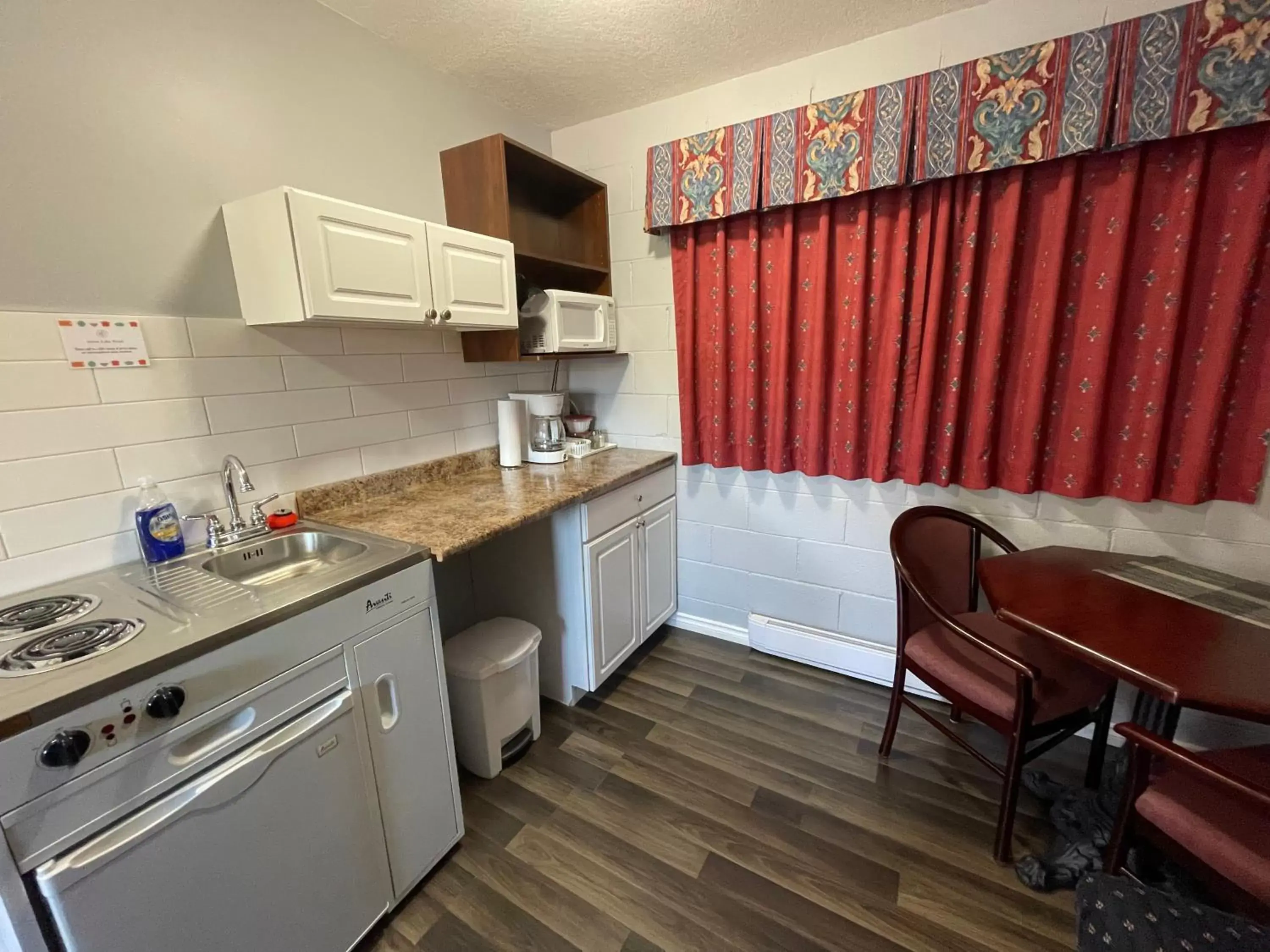 Kitchen or kitchenette, Kitchen/Kitchenette in Arrow Lake Motel