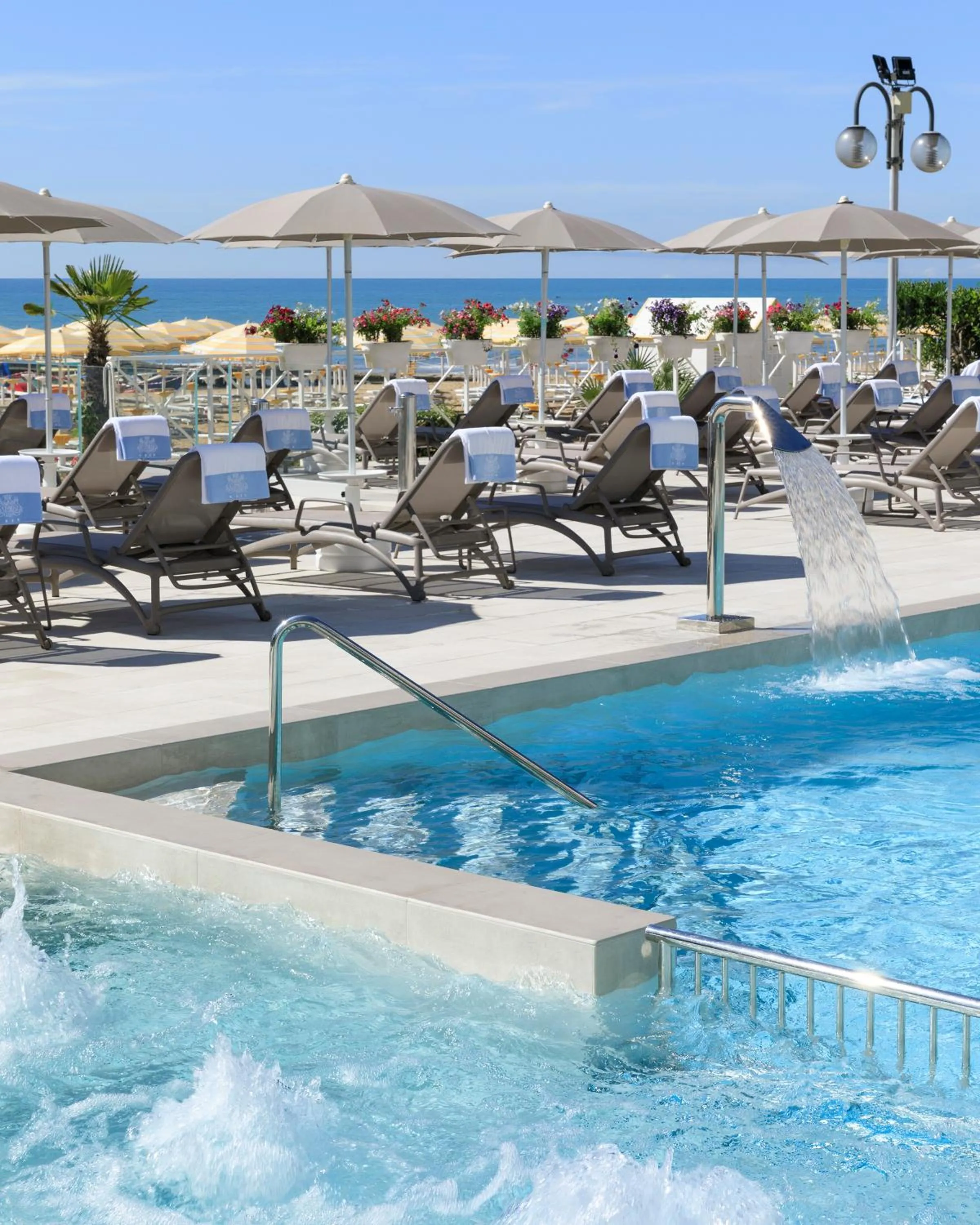 Swimming pool in Hotel Cavalieri Palace & Suites