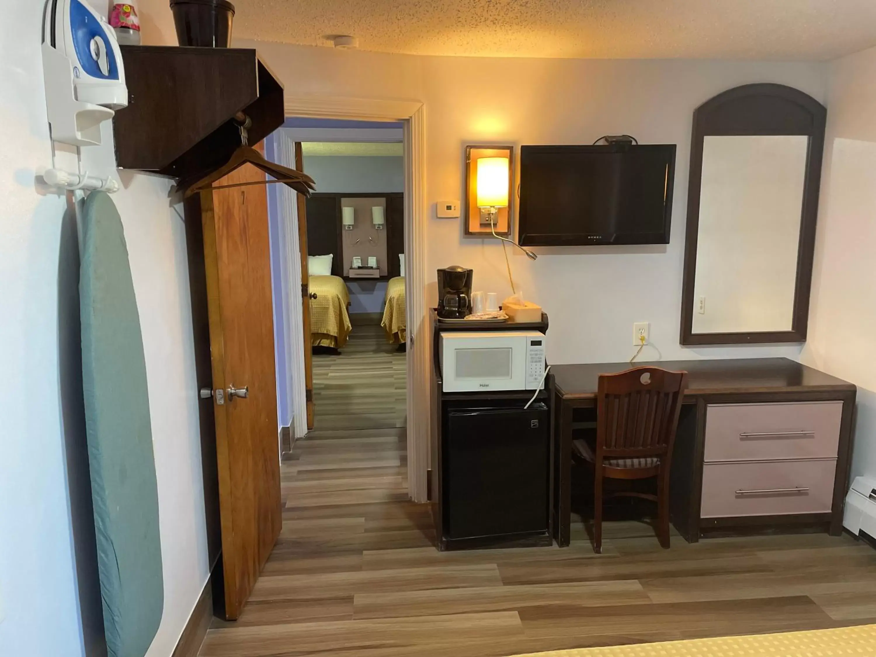 TV/Entertainment Center in Scottish Inn - North Tonawanda