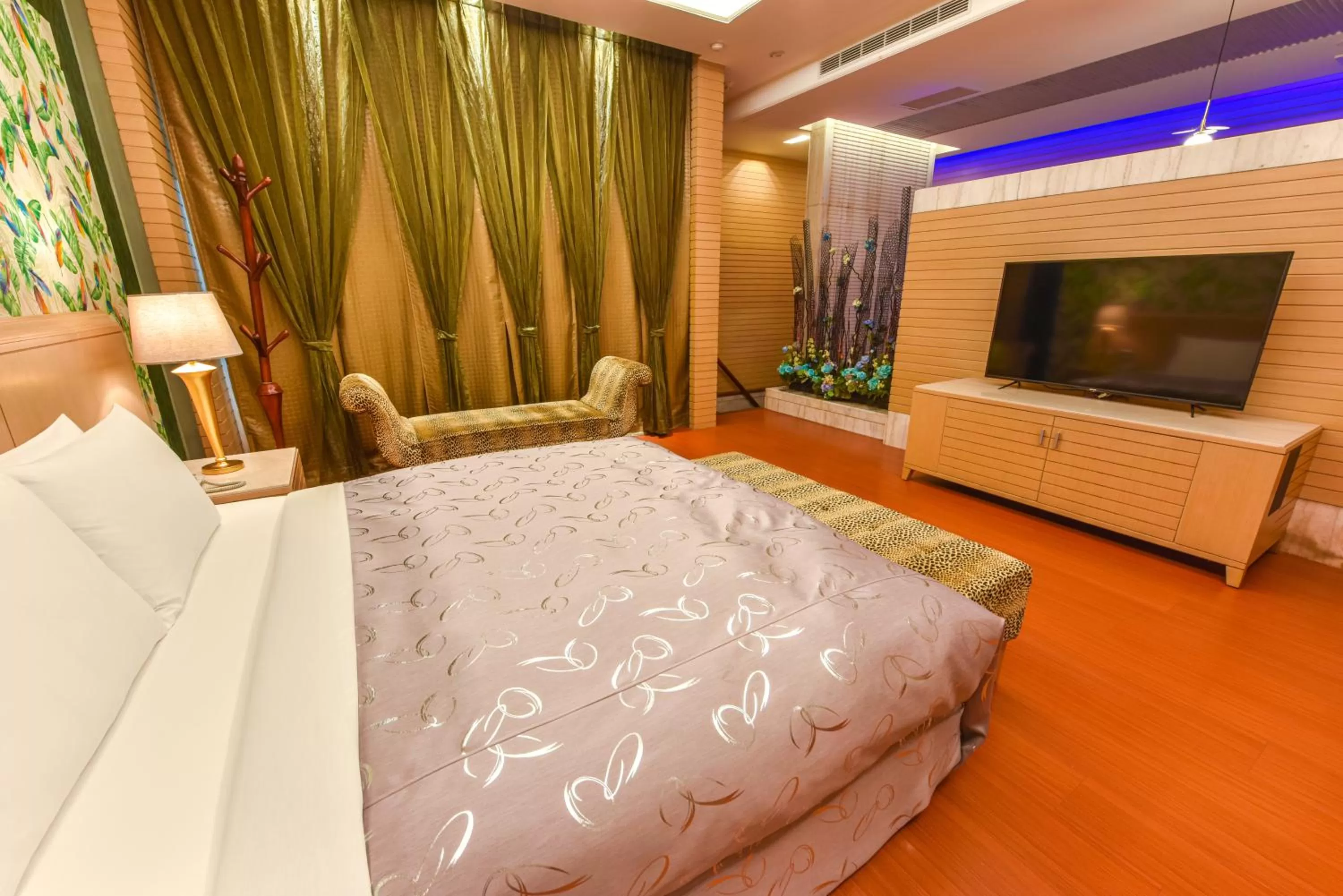 Bed in Purple Garden Motel