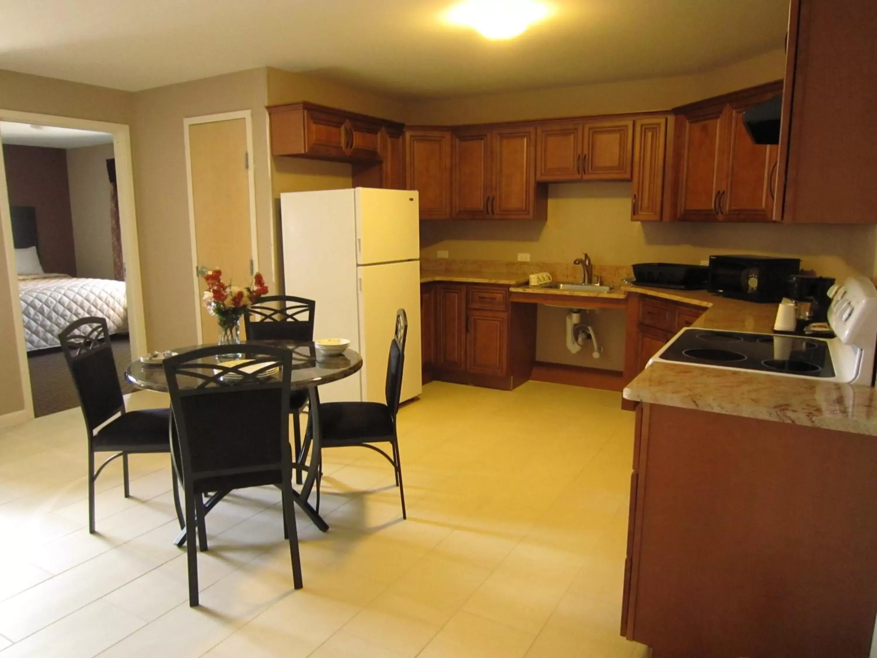 Dining area, Kitchen/Kitchenette in Red Carpet Inn and Suites Monmouth Junction