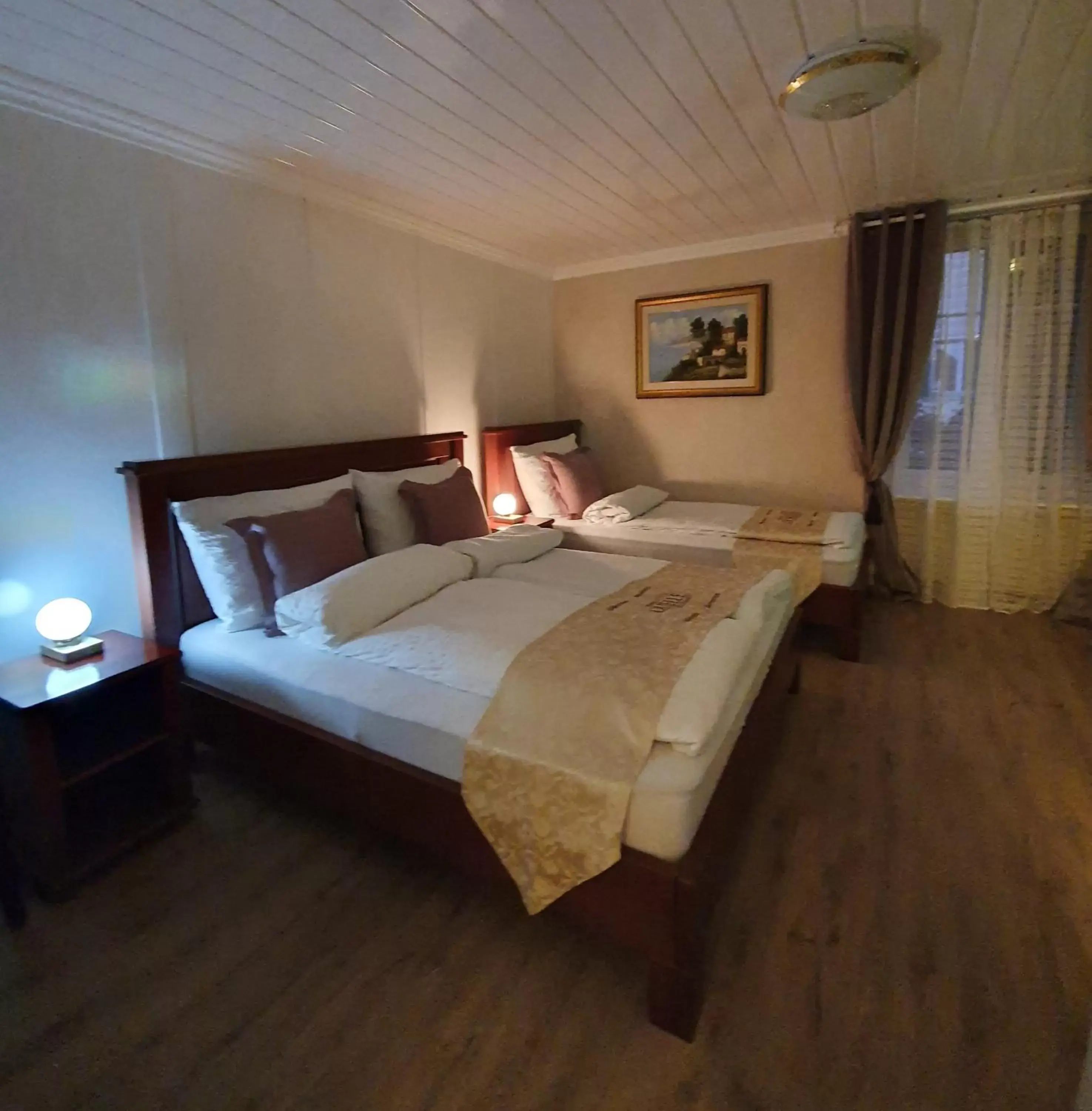 Photo of the whole room, Bed in Esos Hotel Quelle