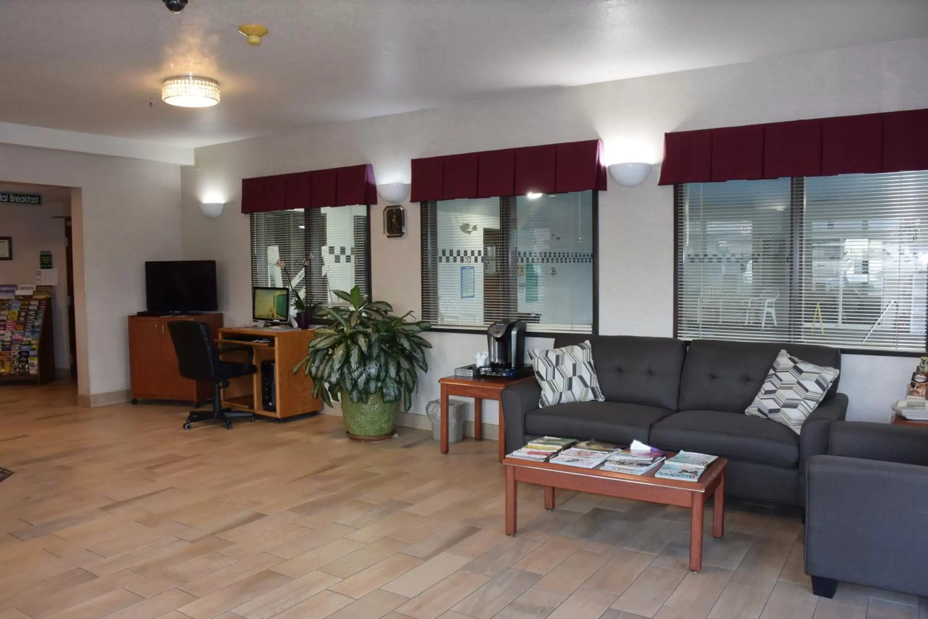 Lobby or reception, Seating Area in Travelodge by Wyndham, Newberg