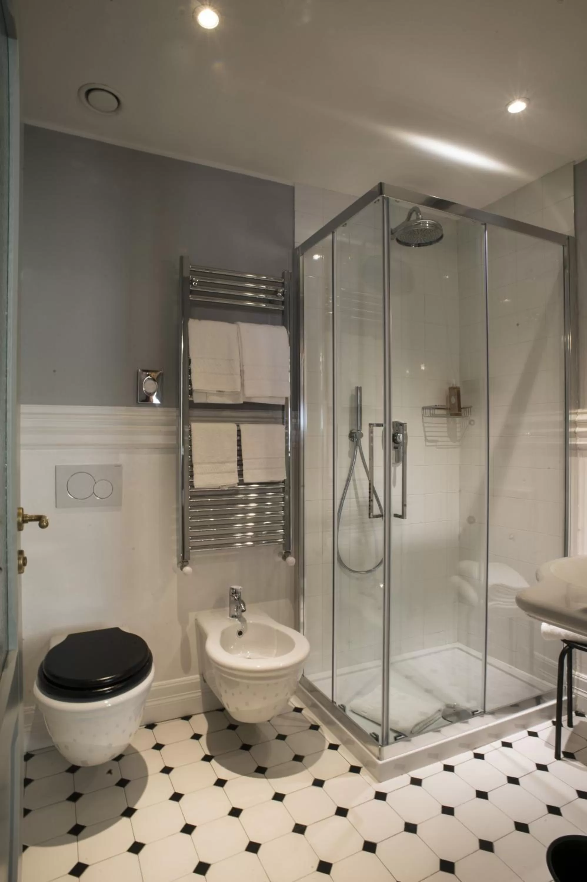 Shower in Palazzo Pacini