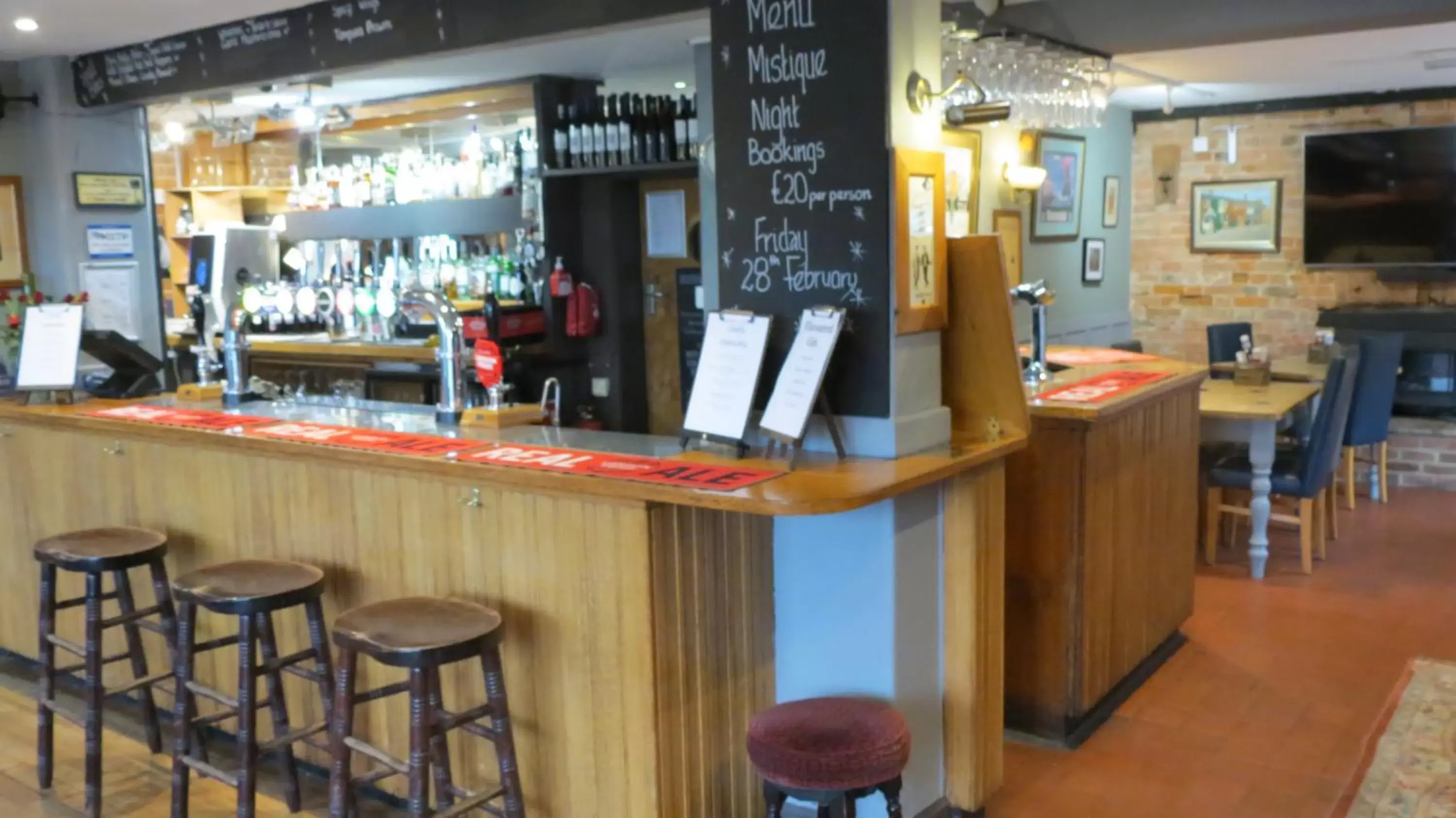 Lounge/Bar in The Lion Waddesdon