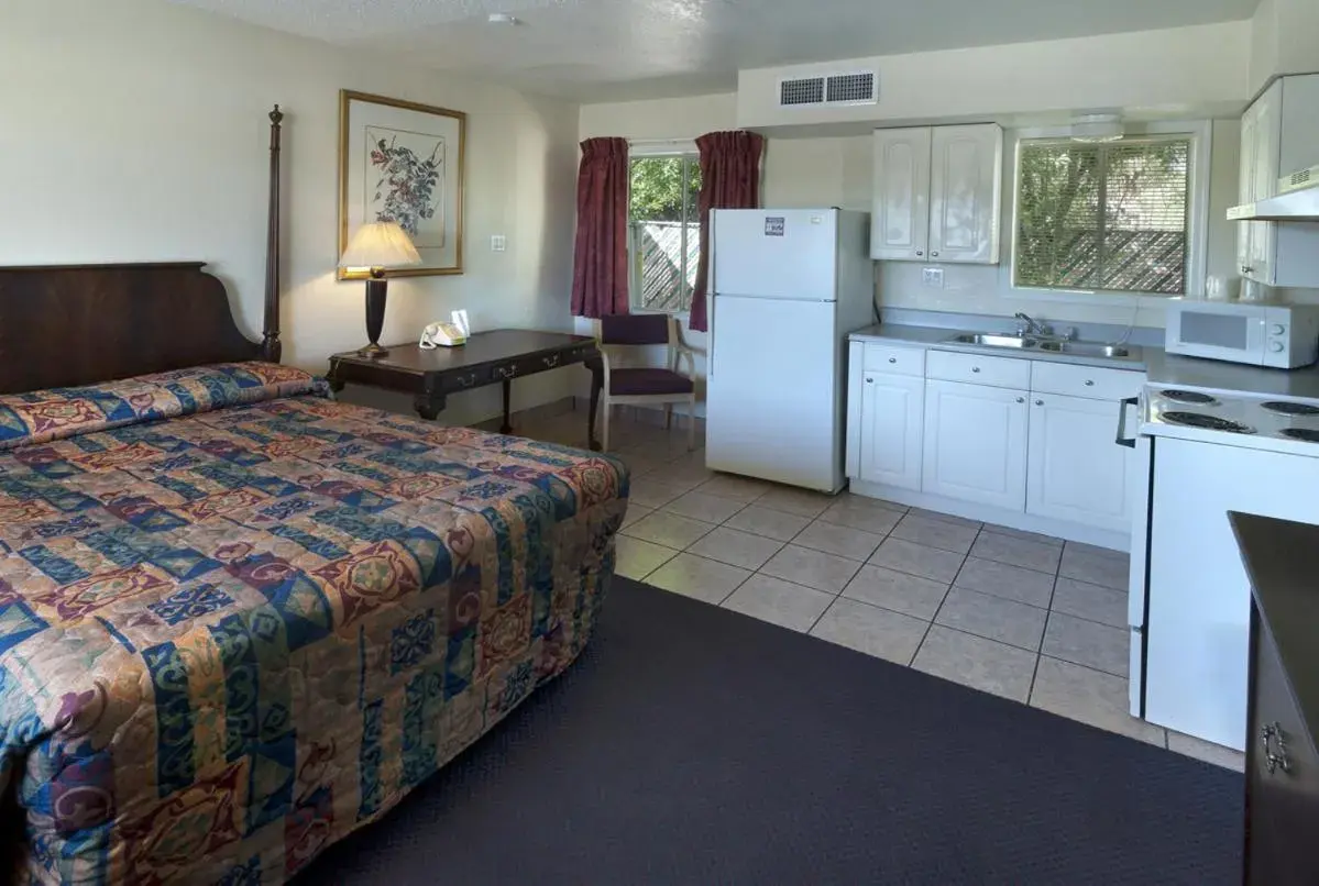 Photo of the whole room, Kitchen/Kitchenette in American Executive Inn Mesa