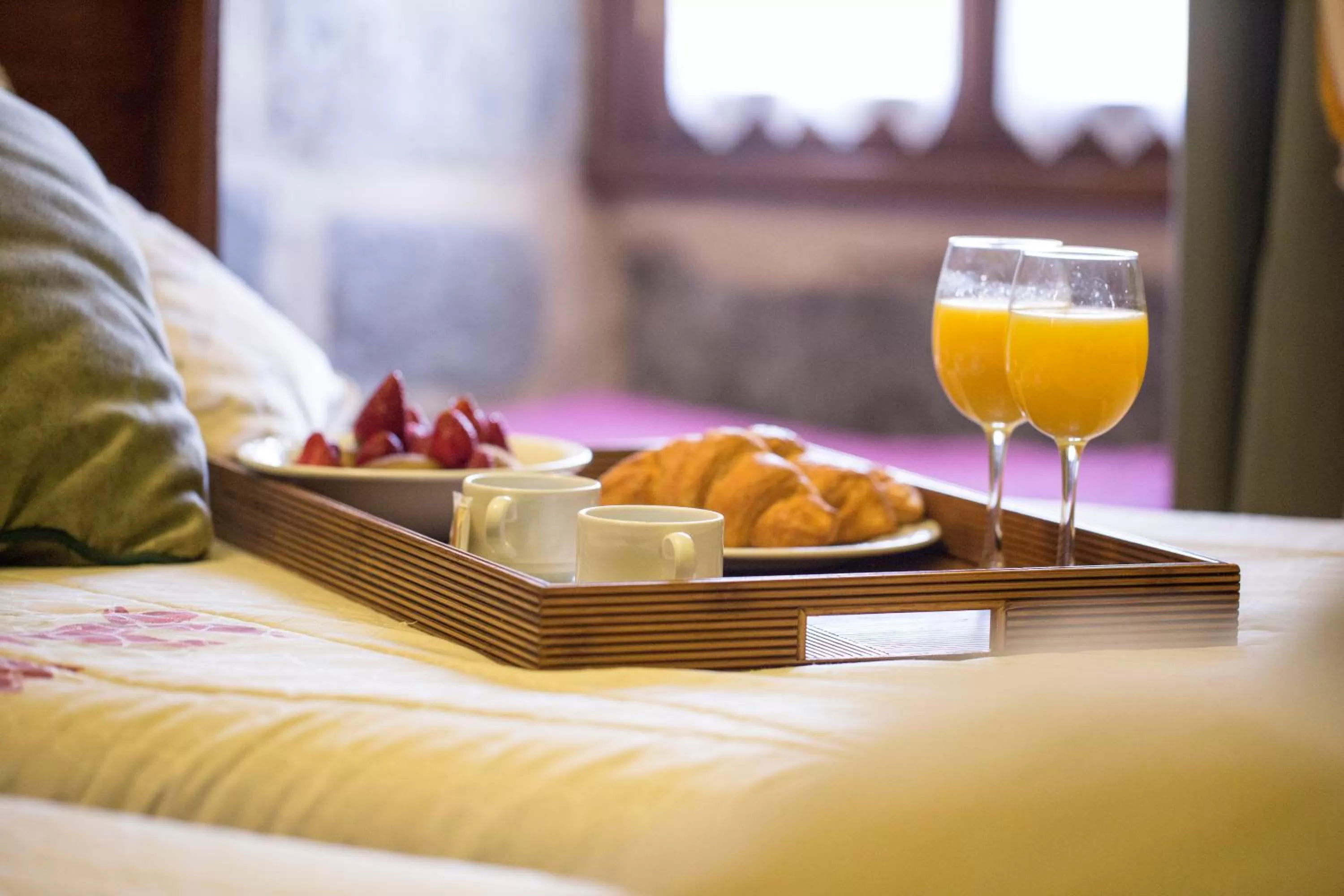 Breakfast, Bed in Hotel Larrañaga