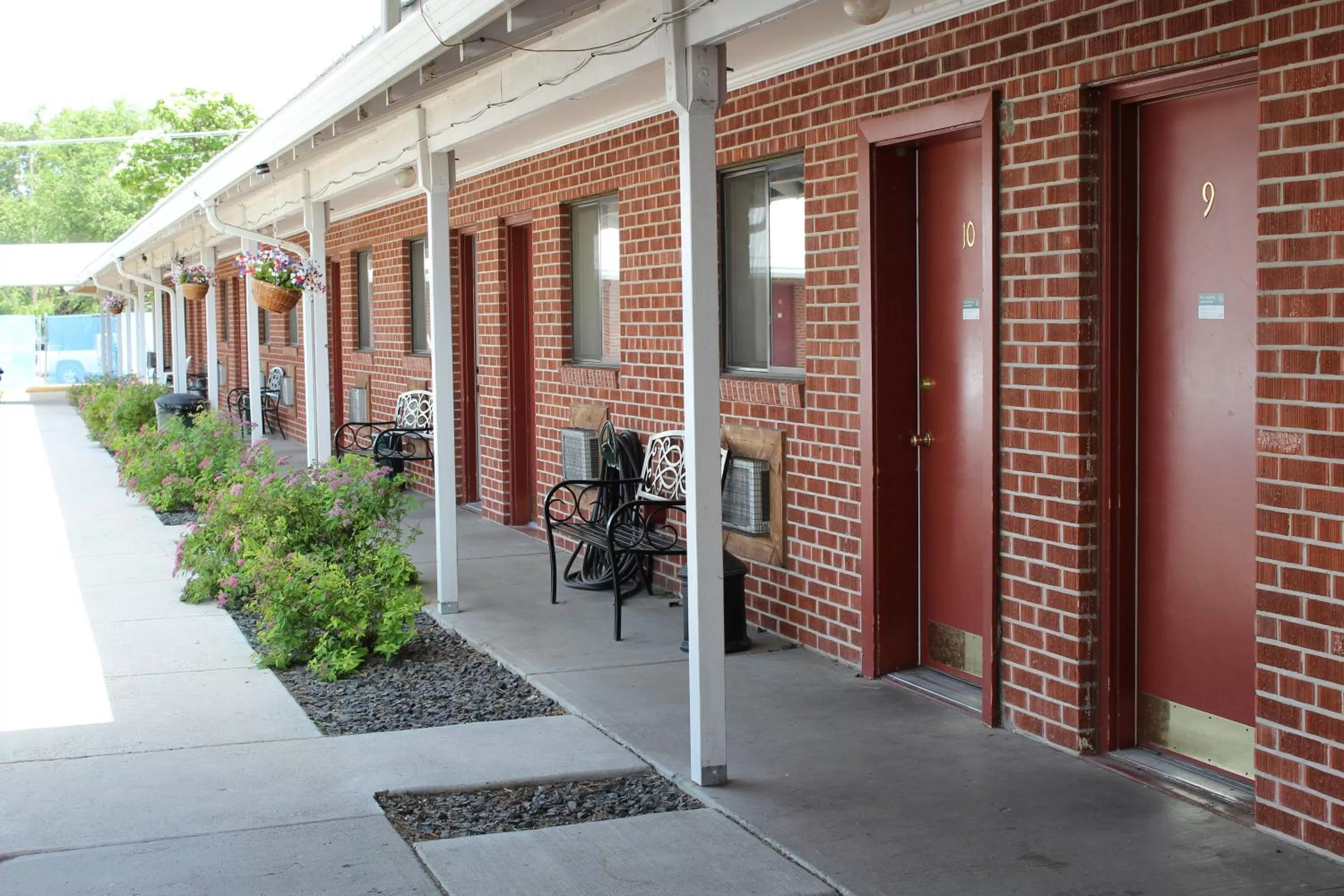 Facade/entrance in Ontario Inn