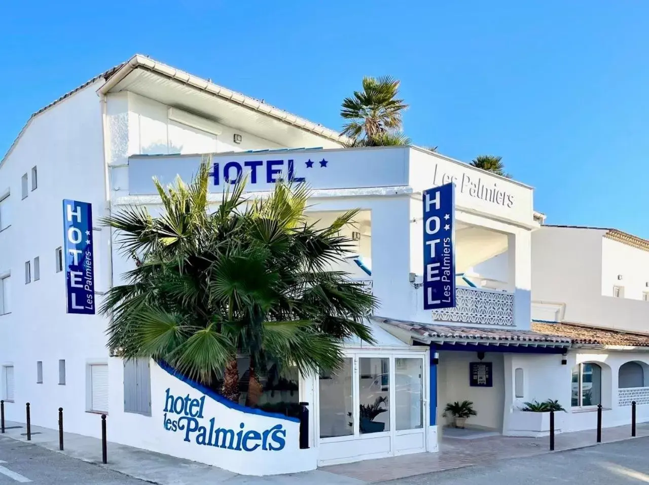 Property building, Property Logo/Sign in Hotel Les Palmiers En Camargue
