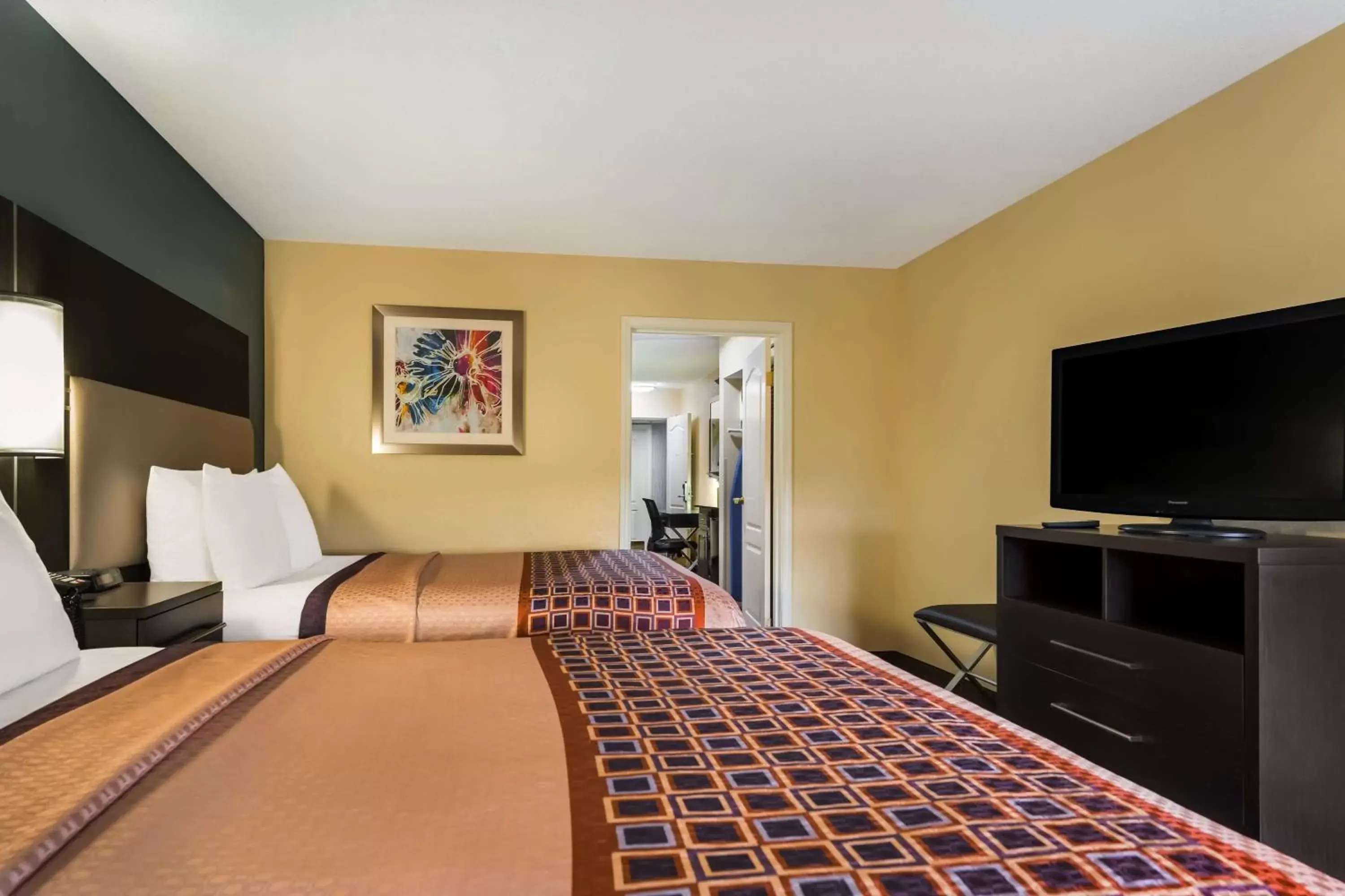 Bedroom, TV/Entertainment Center in Best Western Bradbury Inn & Suites