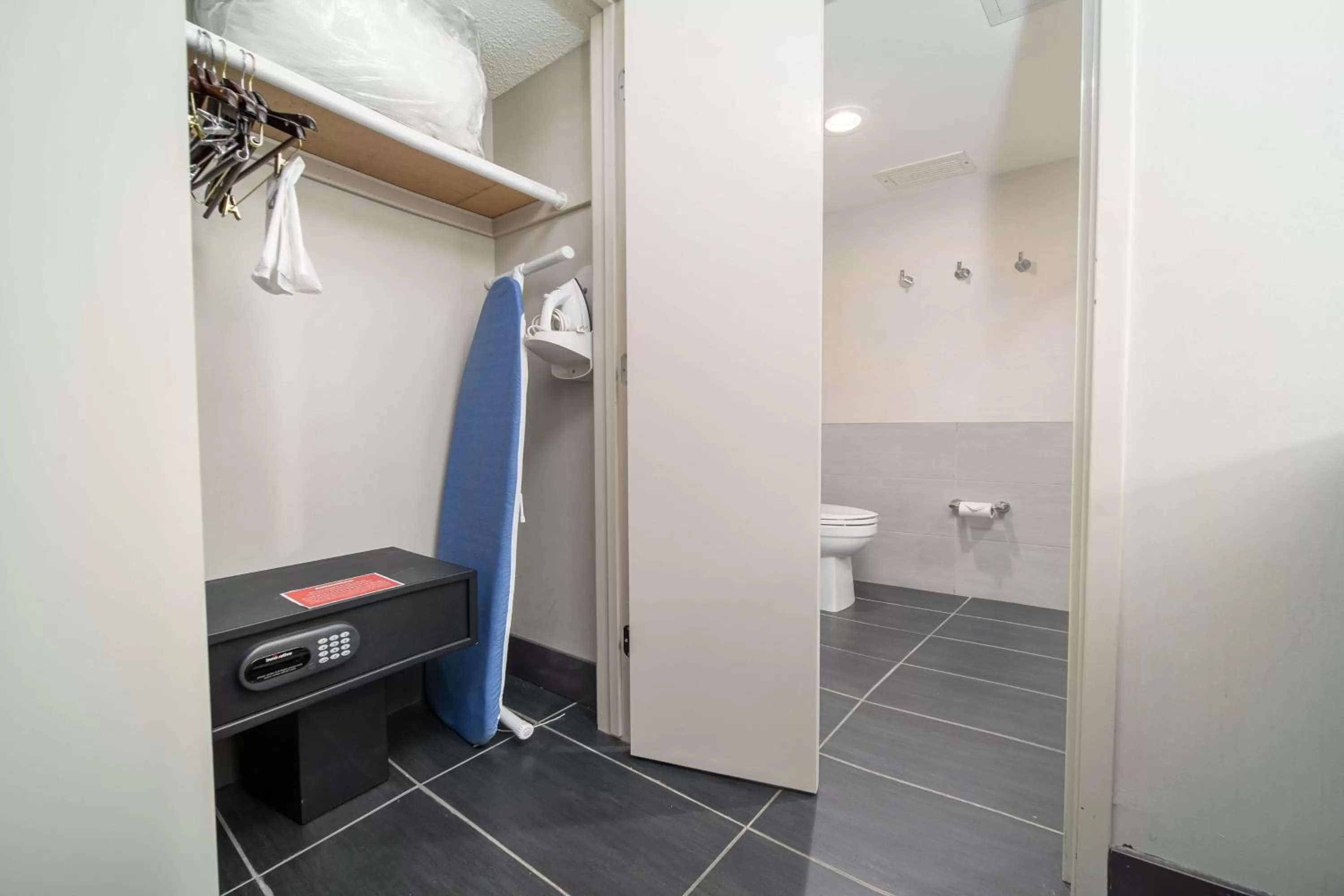 Photo of the whole room in DoubleTree by Hilton Racine Harbourwalk