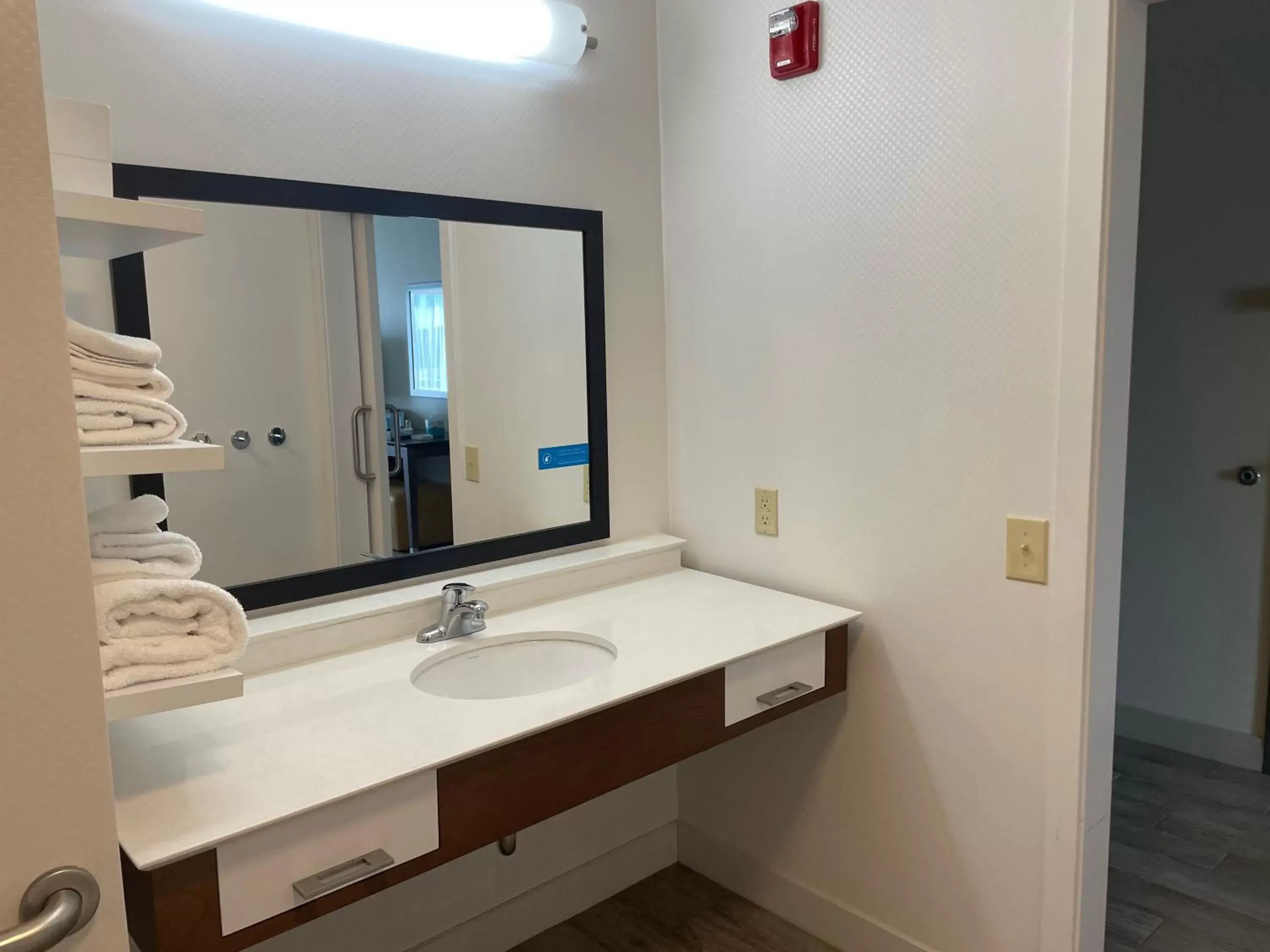 Bathroom in Pratt Inn and Suites