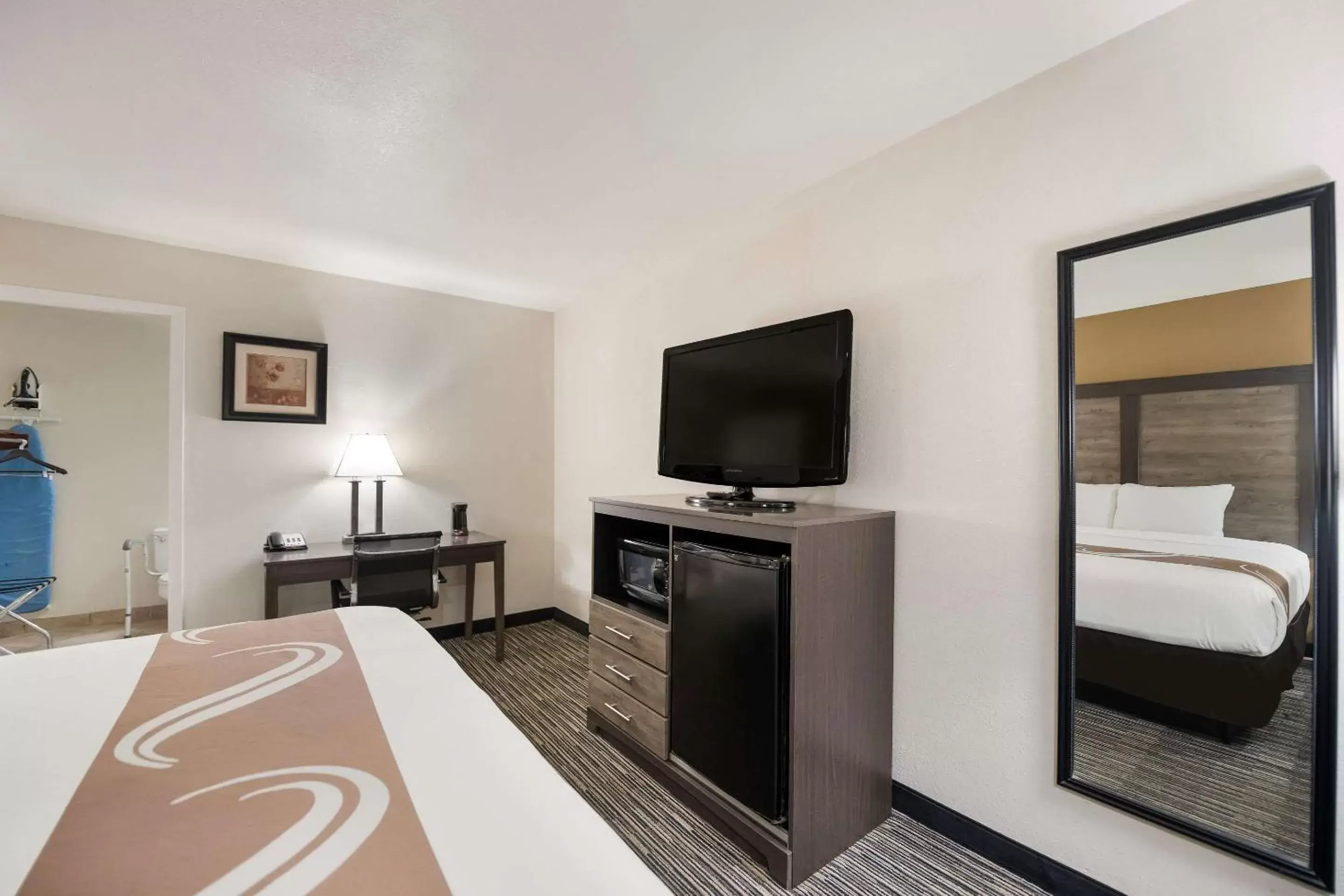 Bedroom, TV/Entertainment Center in Quality Inn & Suites Lufkin
