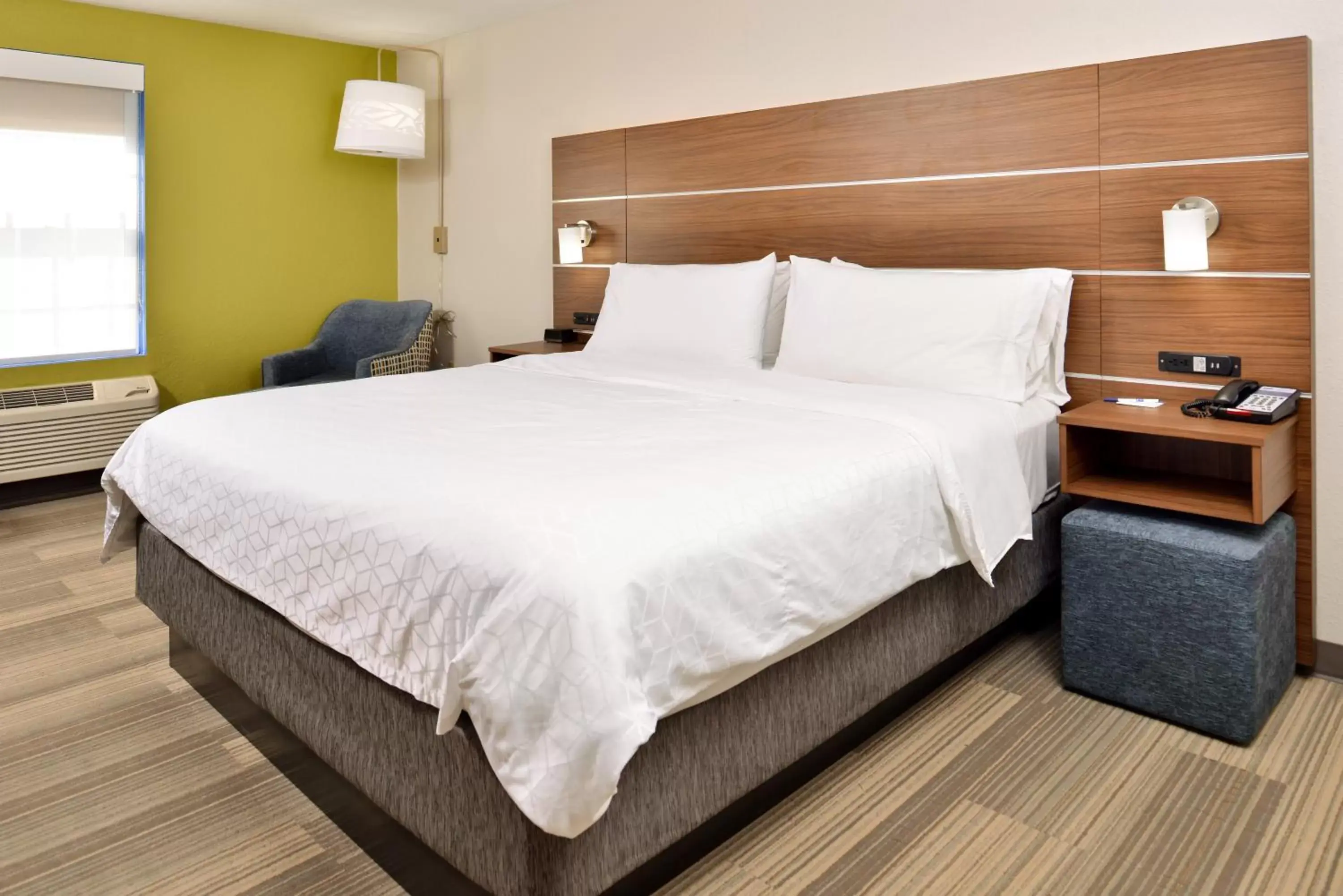 Photo of the whole room, Bed in Holiday Inn Express Hotel & Suites North Kansas City, an IHG Hotel