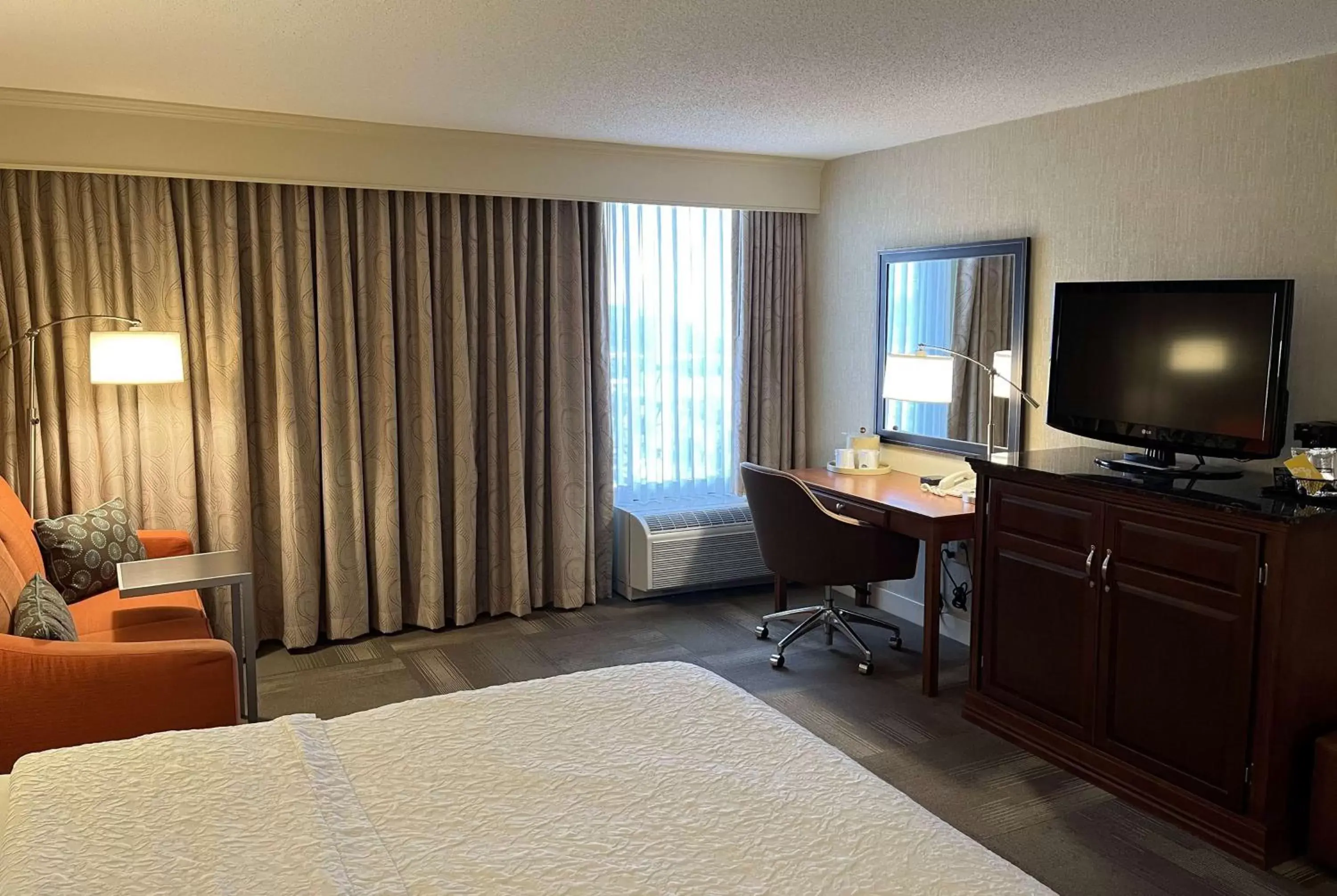 Photo of the whole room, TV/Entertainment Center in Wingate by Wyndham St Louis Airport