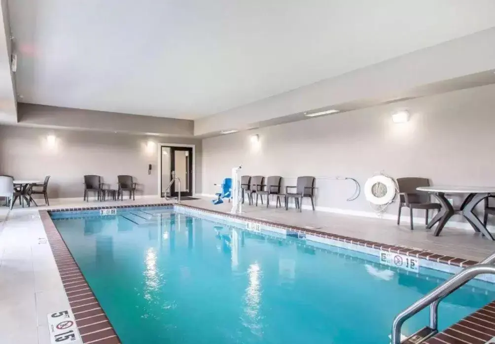 Swimming Pool in Sleep Inn & Suites Hannibal