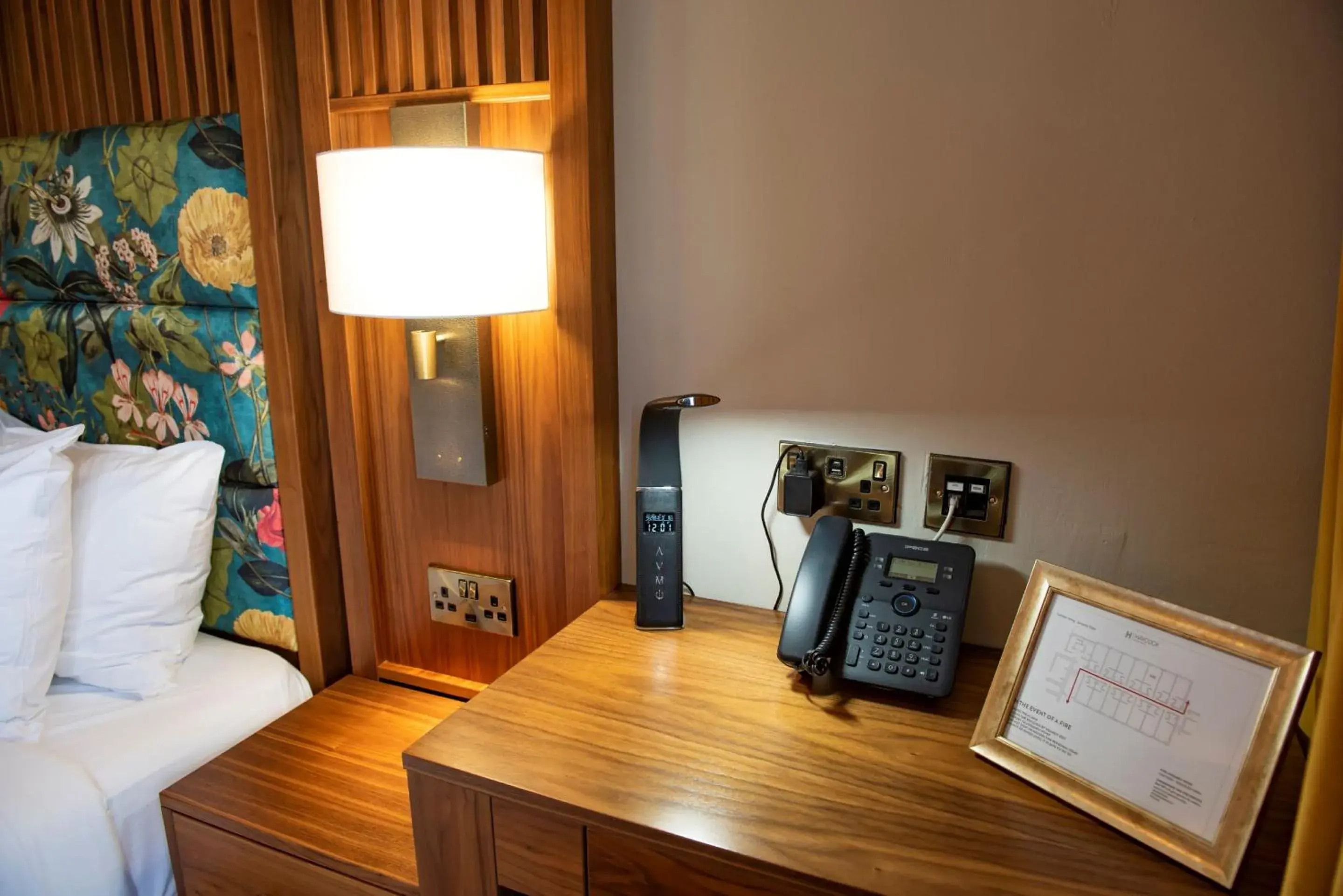 locker, TV/Entertainment Center in The Haycock Manor Hotel