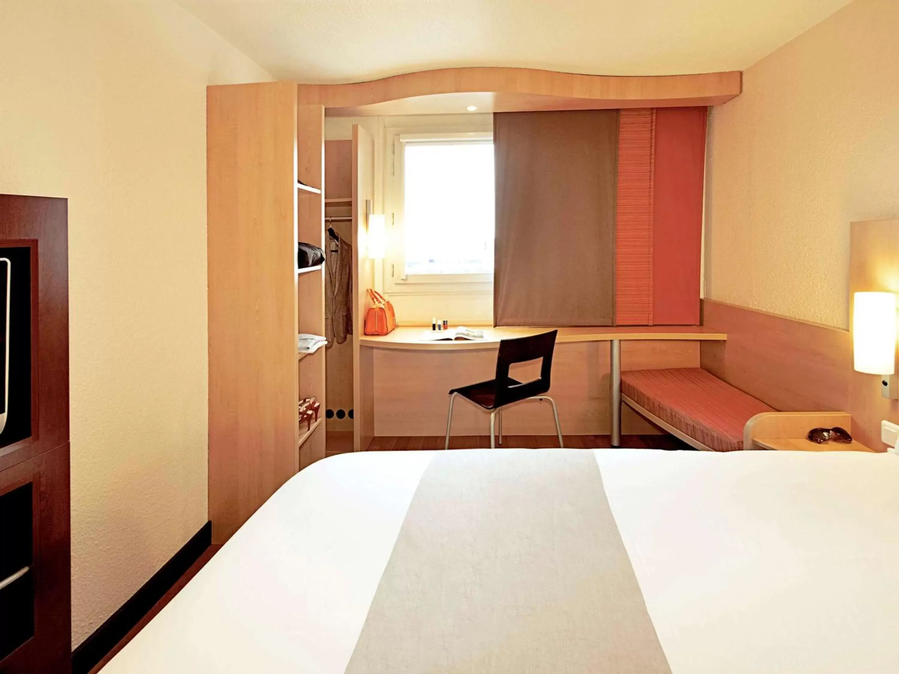 Photo of the whole room, Bed in Ibis Évry-Courcouronnes