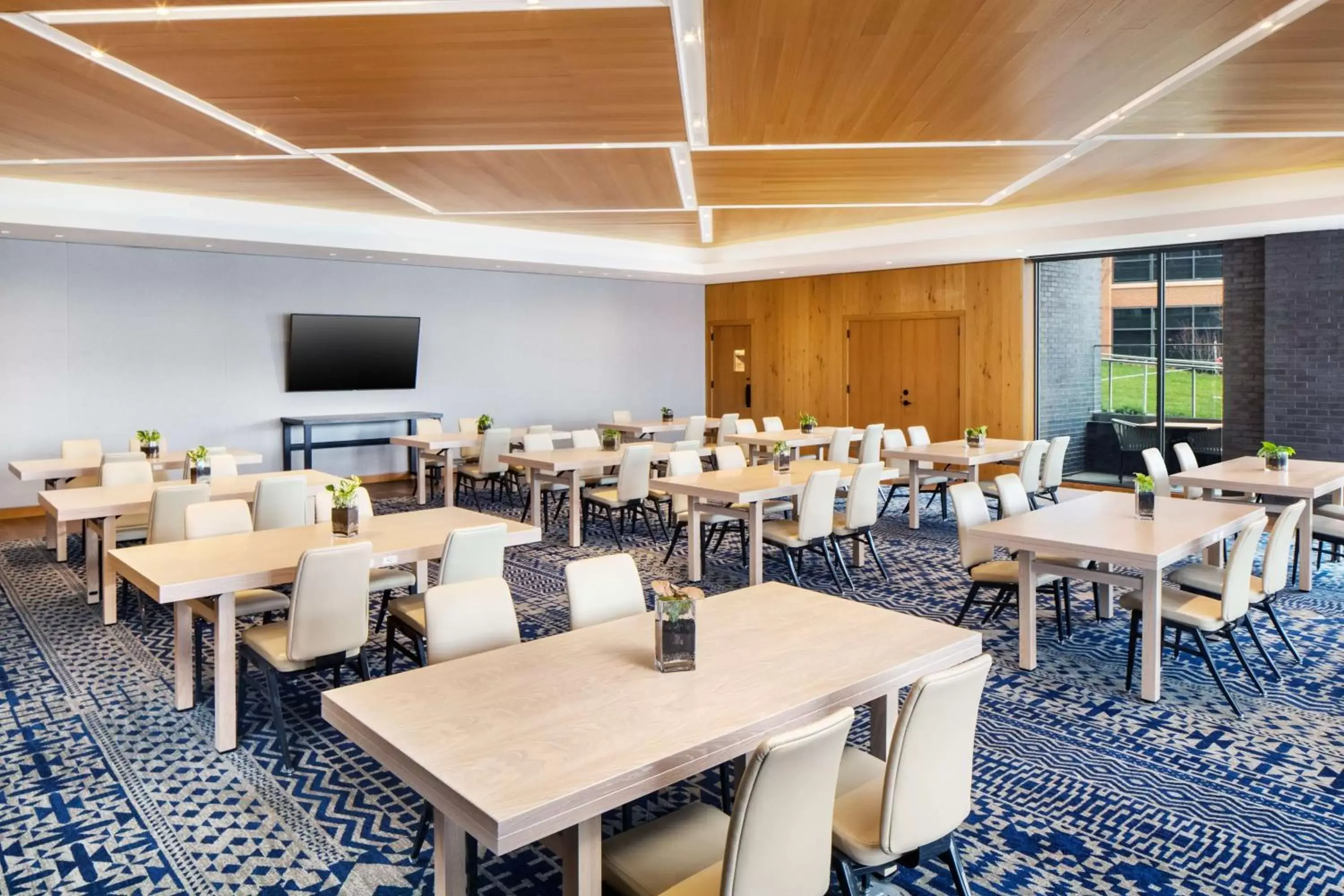 Meeting/conference room, Restaurant/Places to Eat in Canopy By Hilton Baltimore Harbor Point - Newly Built