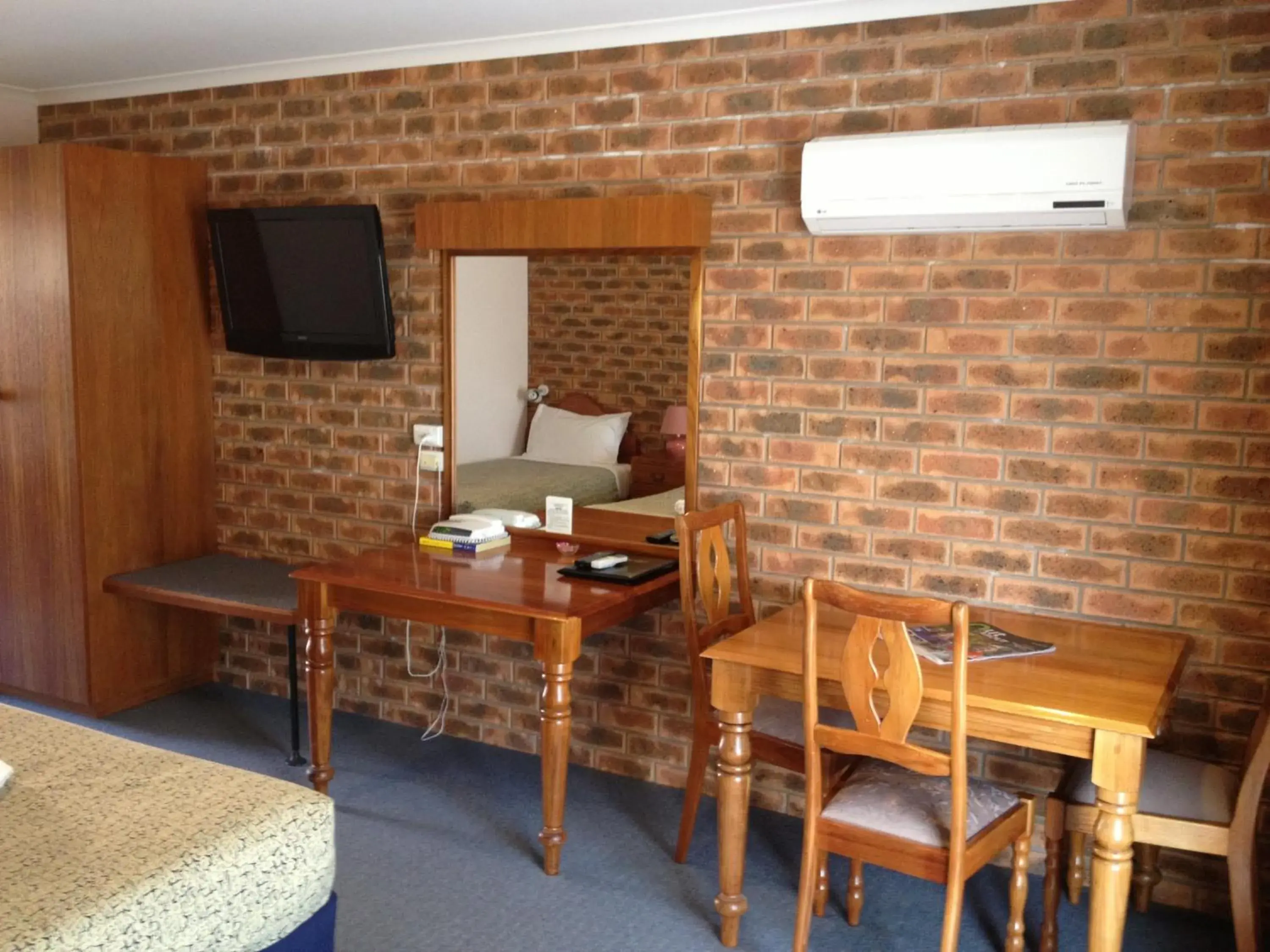 Living room, TV/Entertainment Center in Hume Country Motor Inn