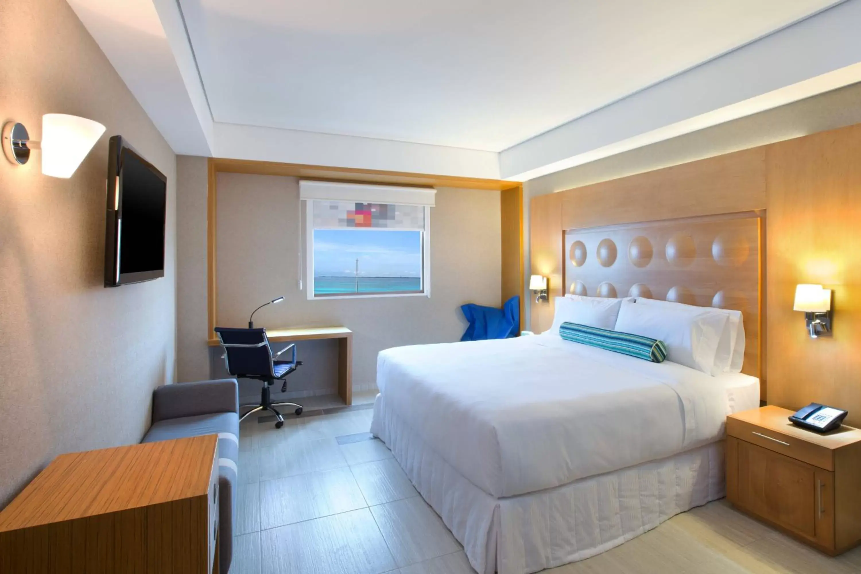 Photo of the whole room, Bed in Aloft Cancun