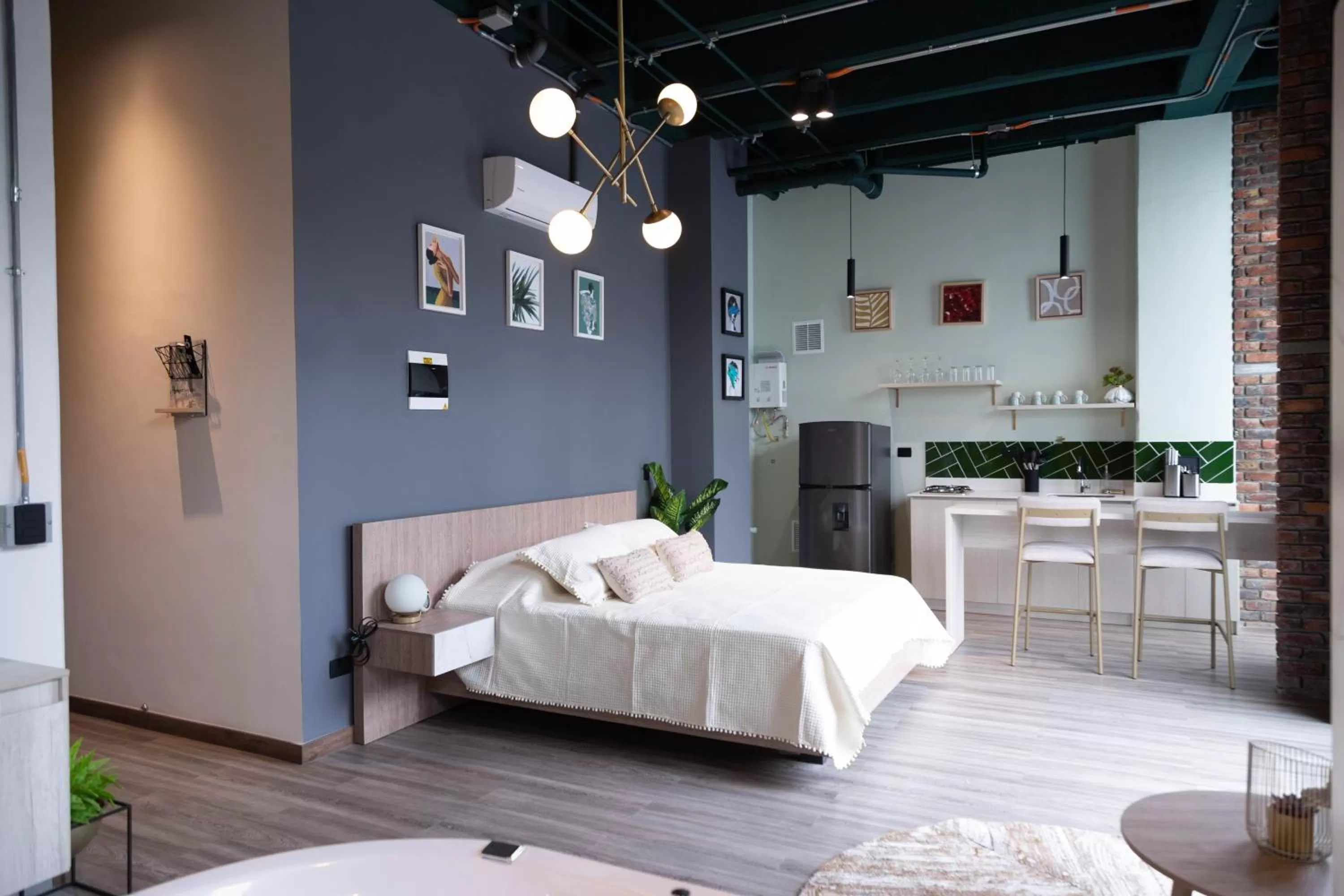 Photo of the whole room, Bed in Royal Living Poblado