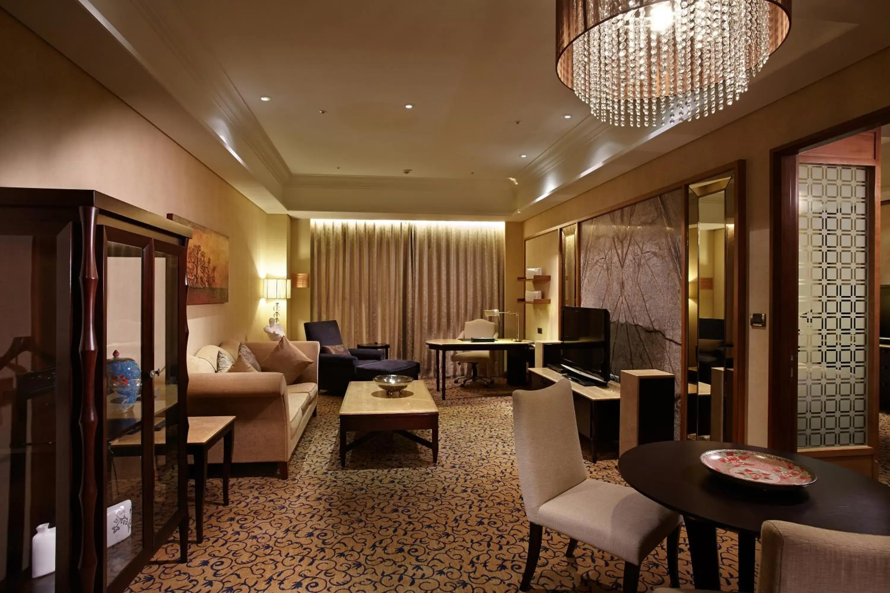 Communal lounge/ TV room, Lounge/Bar in E-Da Royal Hotel