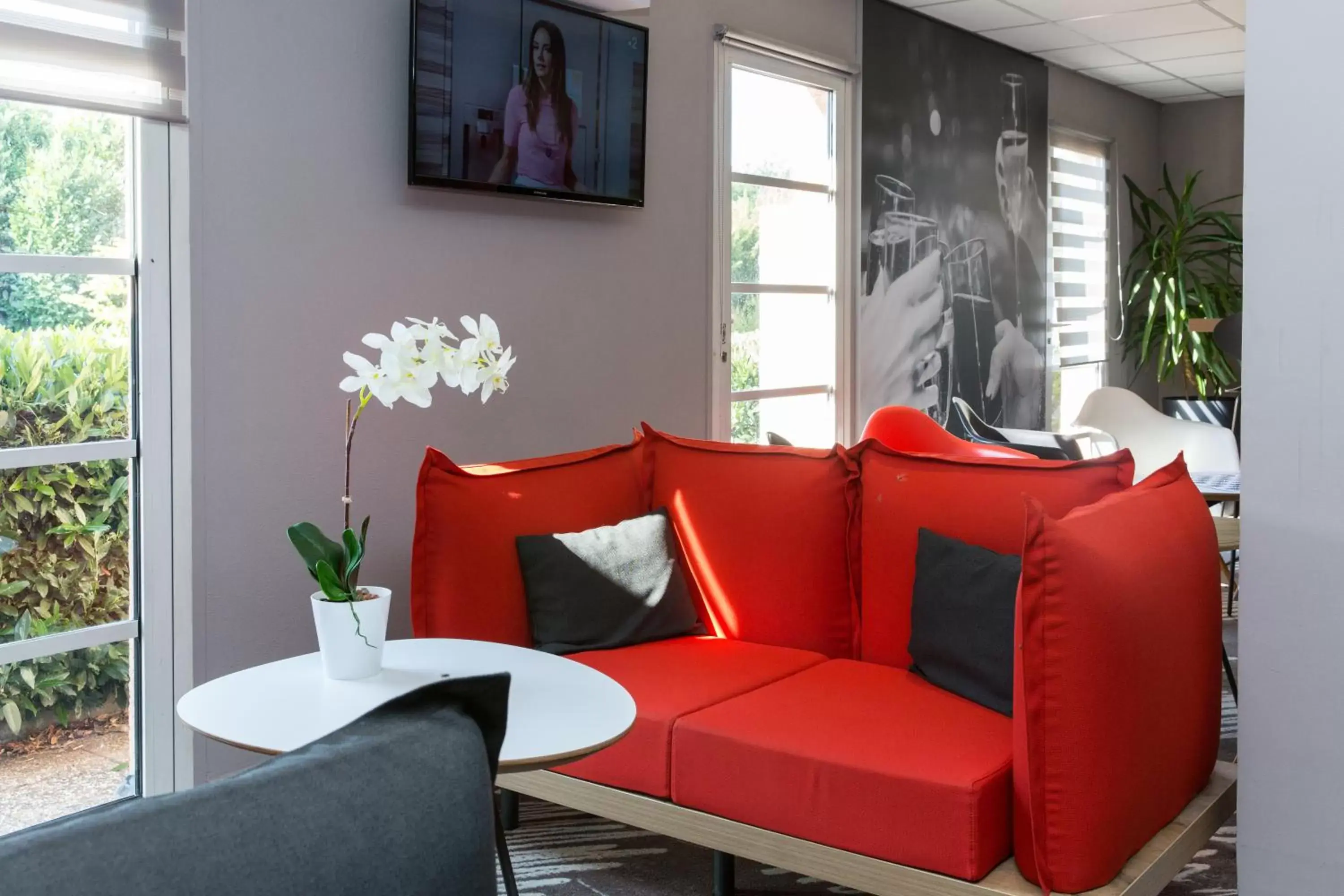Communal lounge/ TV room, Seating Area in ibis Sisteron