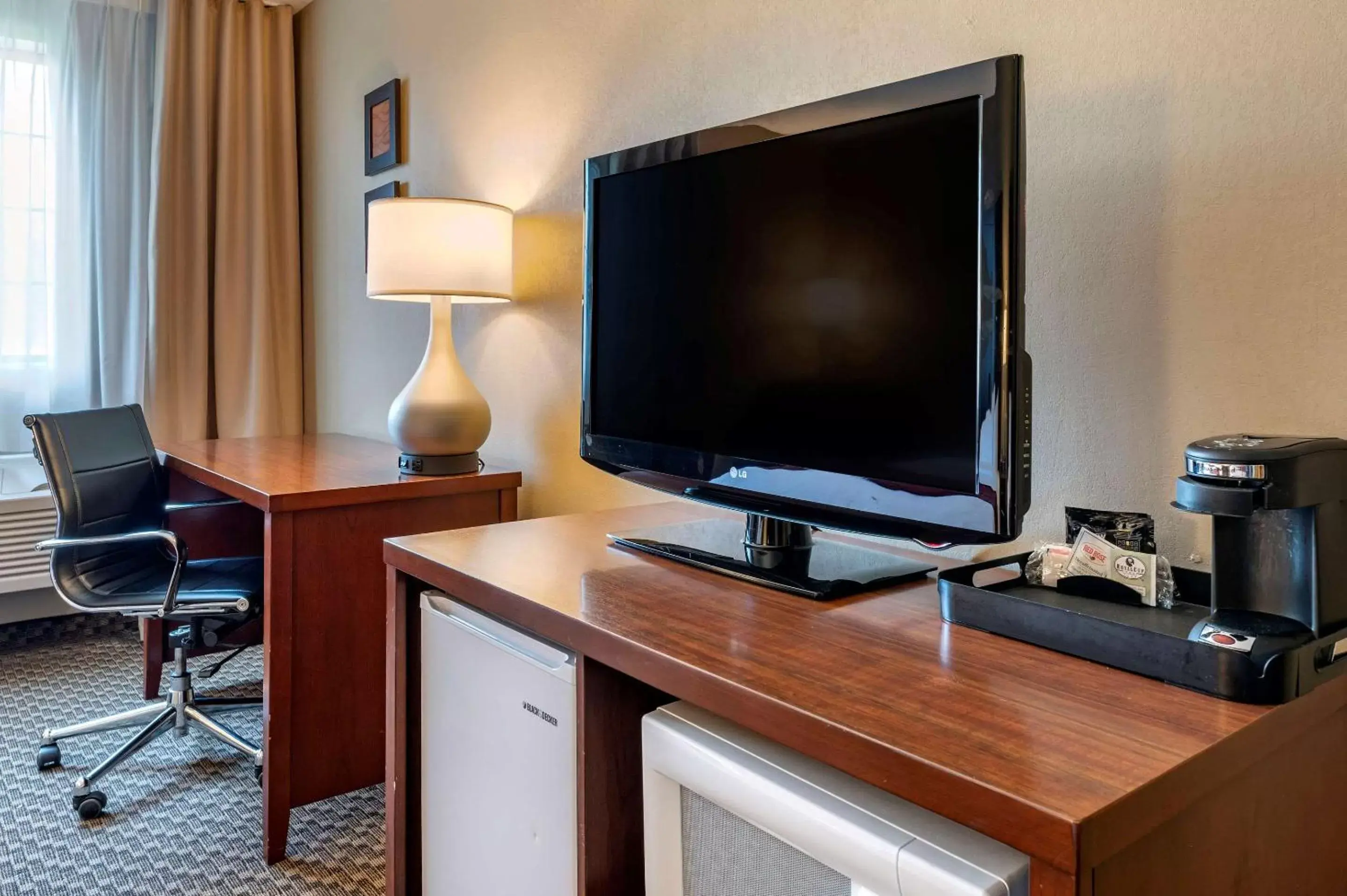 Photo of the whole room, TV/Entertainment Center in Comfort Inn & Suites Napoleon