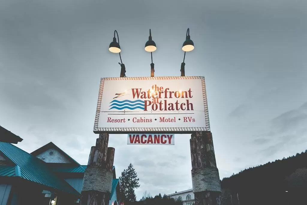 Facade/entrance in The Waterfront at Potlatch