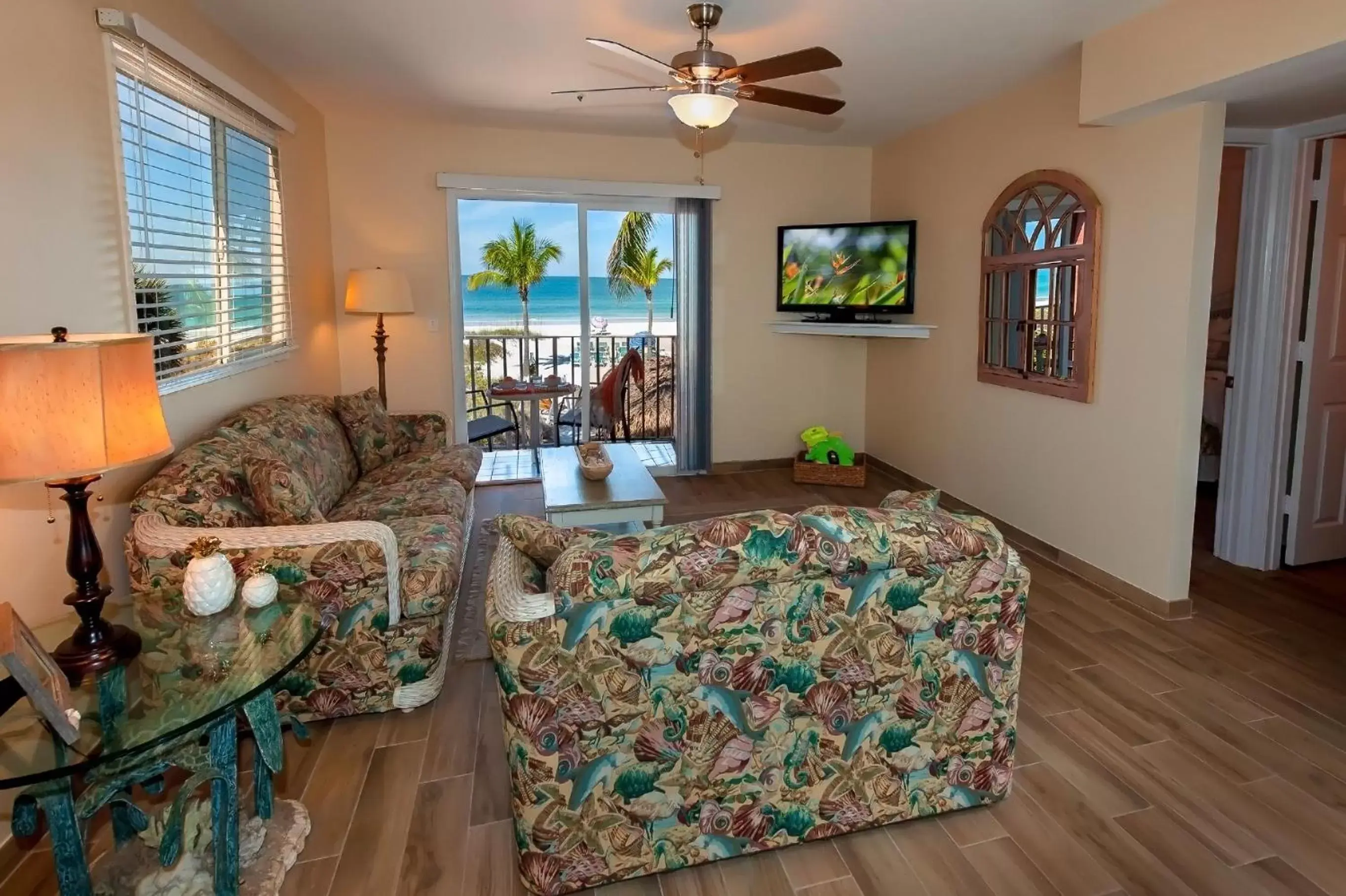 Living room in Cedar Cove Resort & Cottages