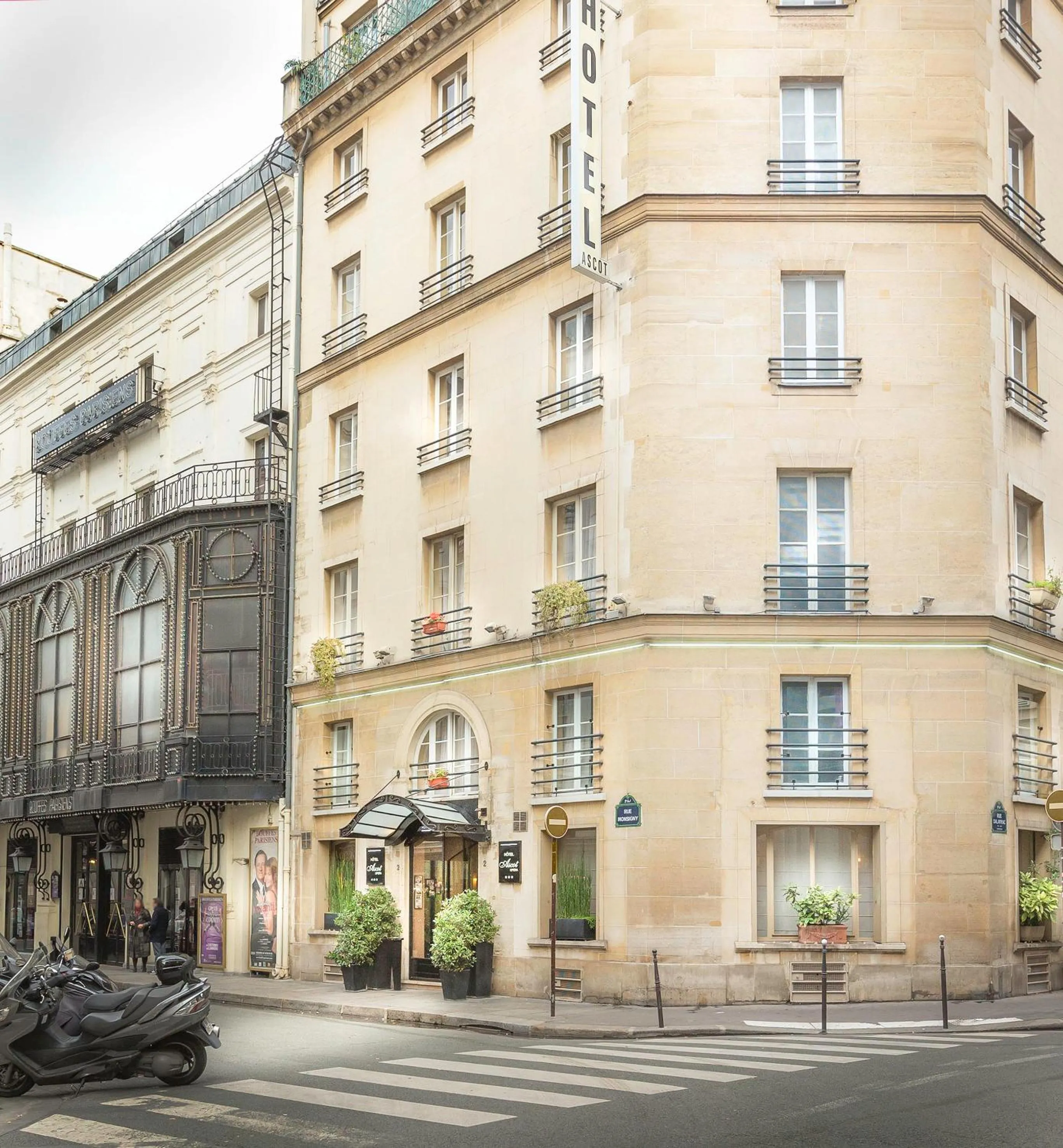 Property building in Hotel Ascot Opera