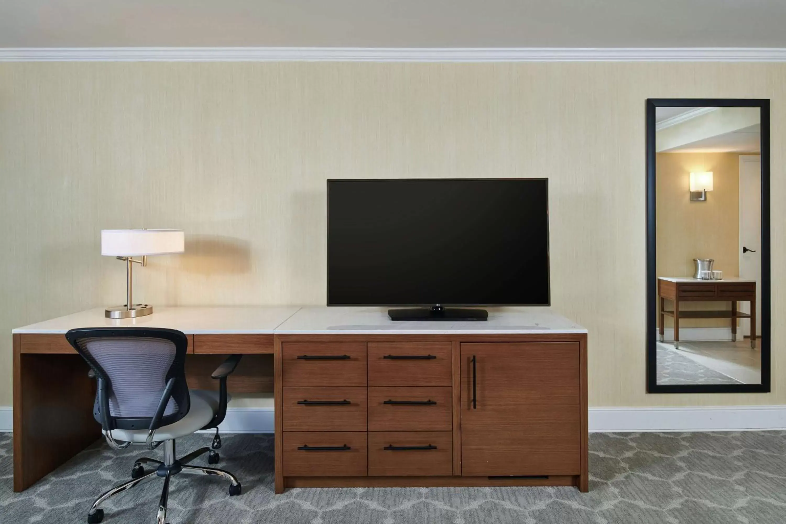 Bed, TV/Entertainment Center in DoubleTree by Hilton Hotel Salt Lake City Airport