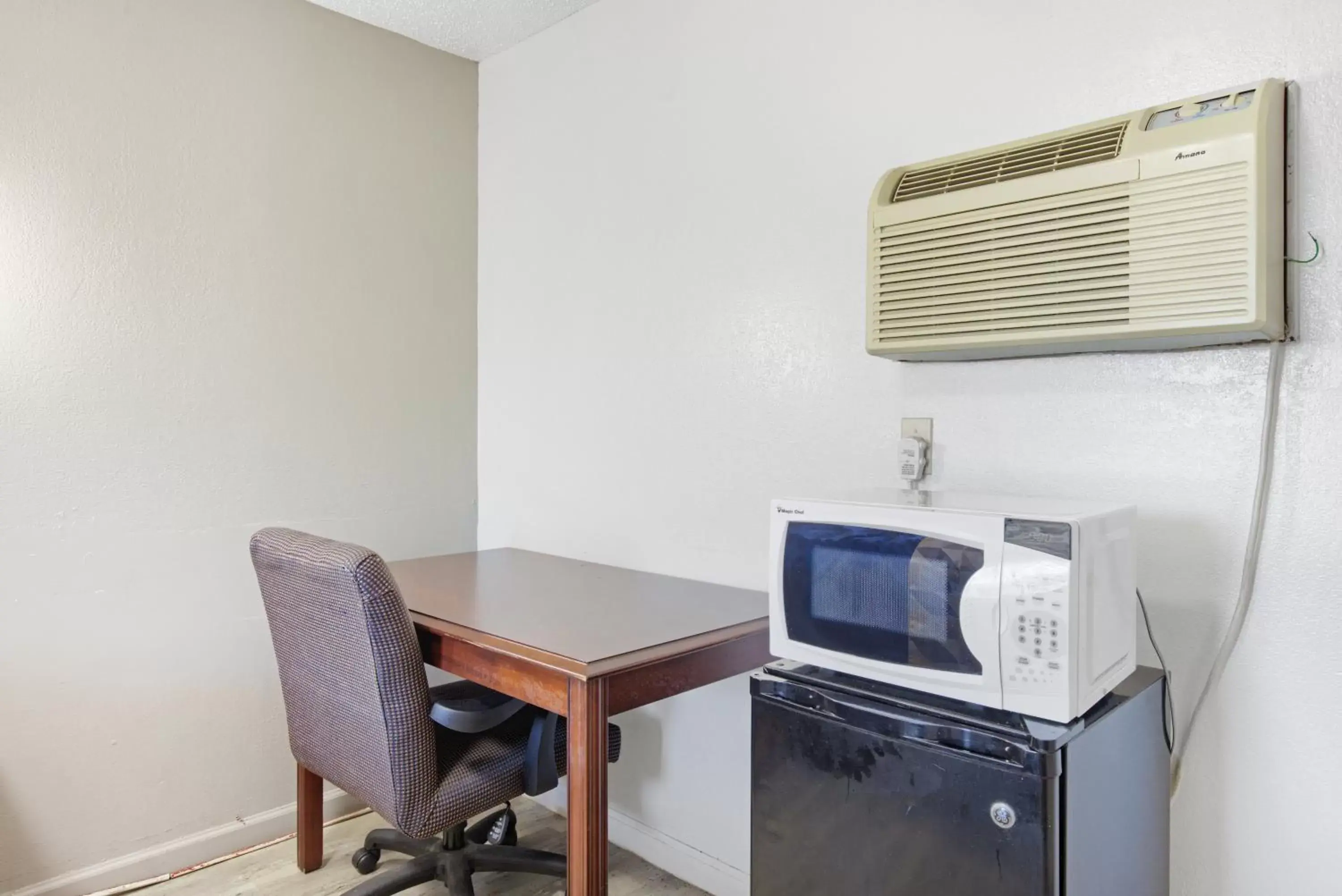 Kitchen/Kitchenette in Adams Inn