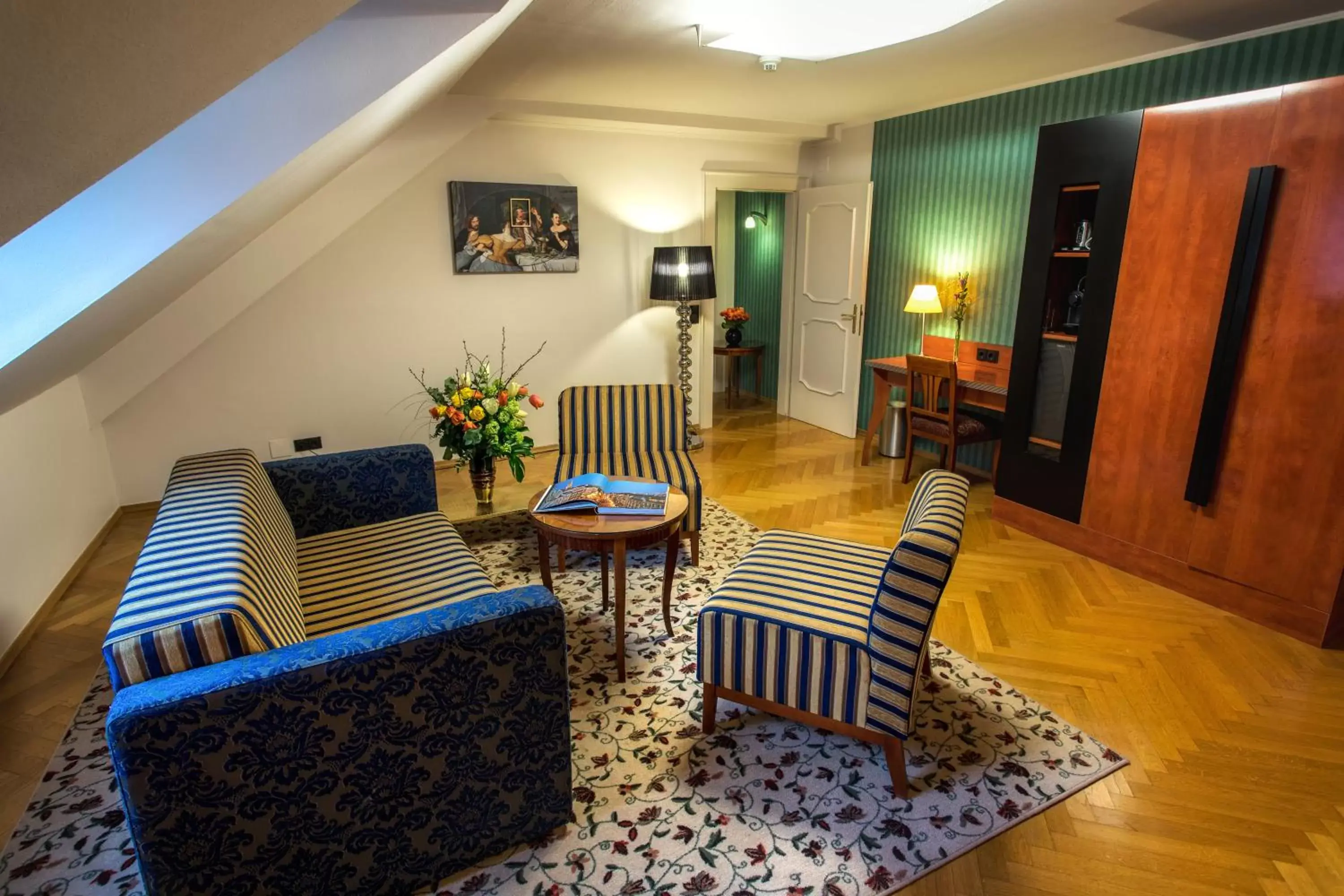 Photo of the whole room, Seating Area in Mercure Grand Hotel Biedermeier Wien