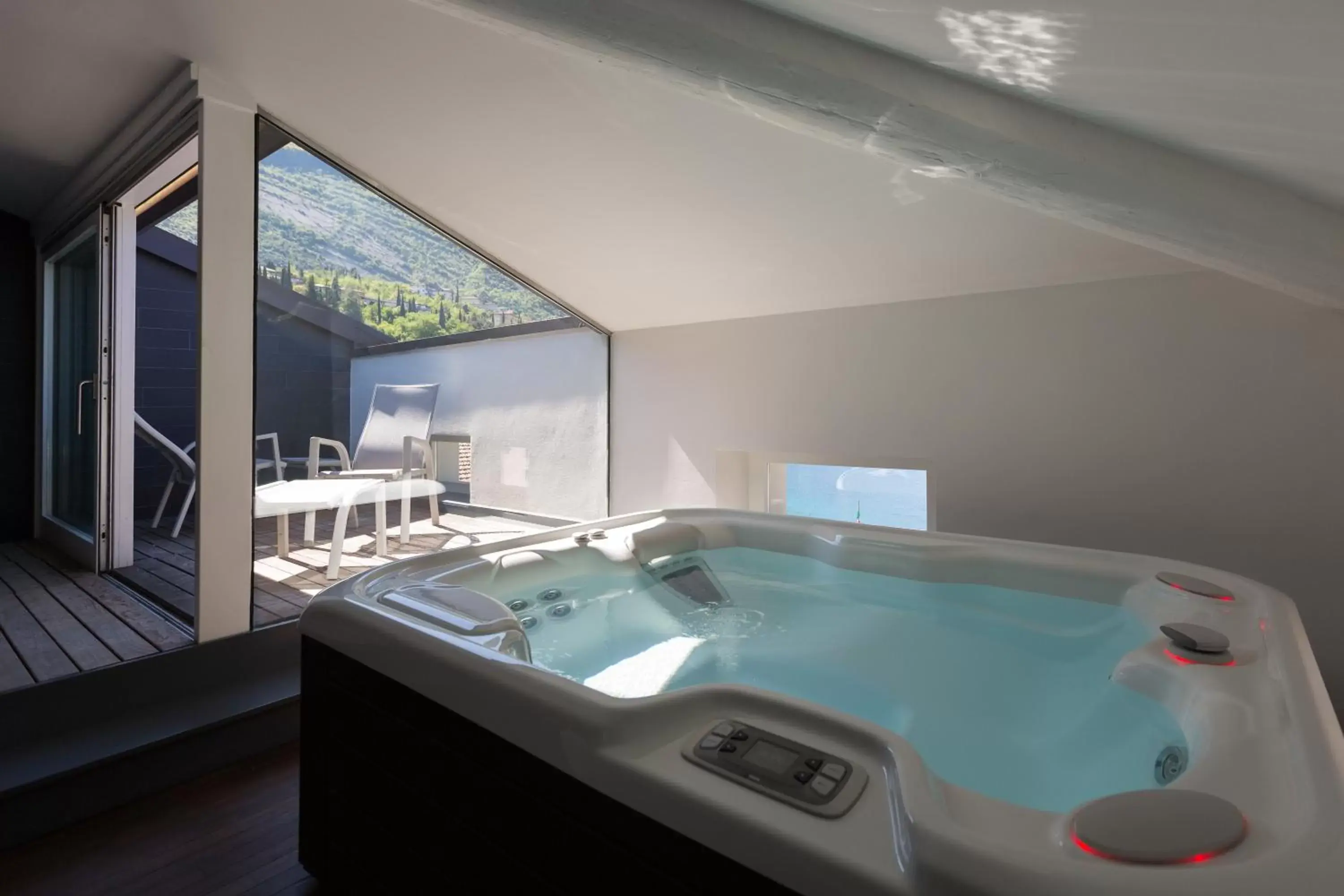Hot Tub, Swimming Pool in Hotel Lago Di Garda