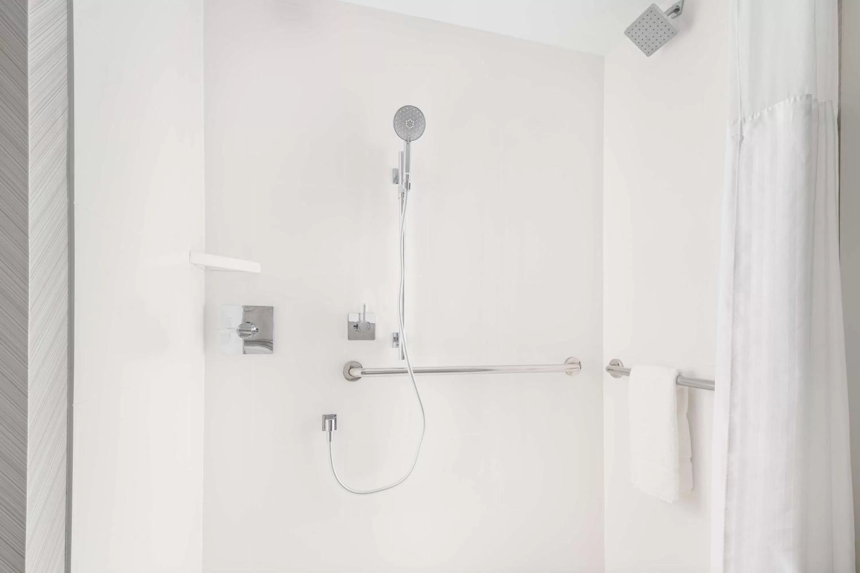 Bathroom in Hilton Garden Inn Chattanooga/Hamilton Place