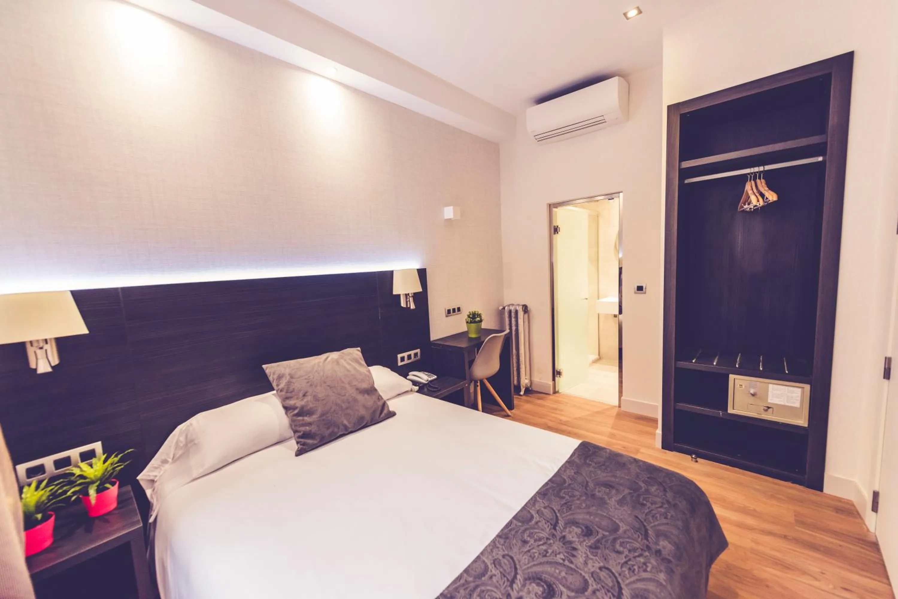 Bedroom, Bed in Hostal Marlasca