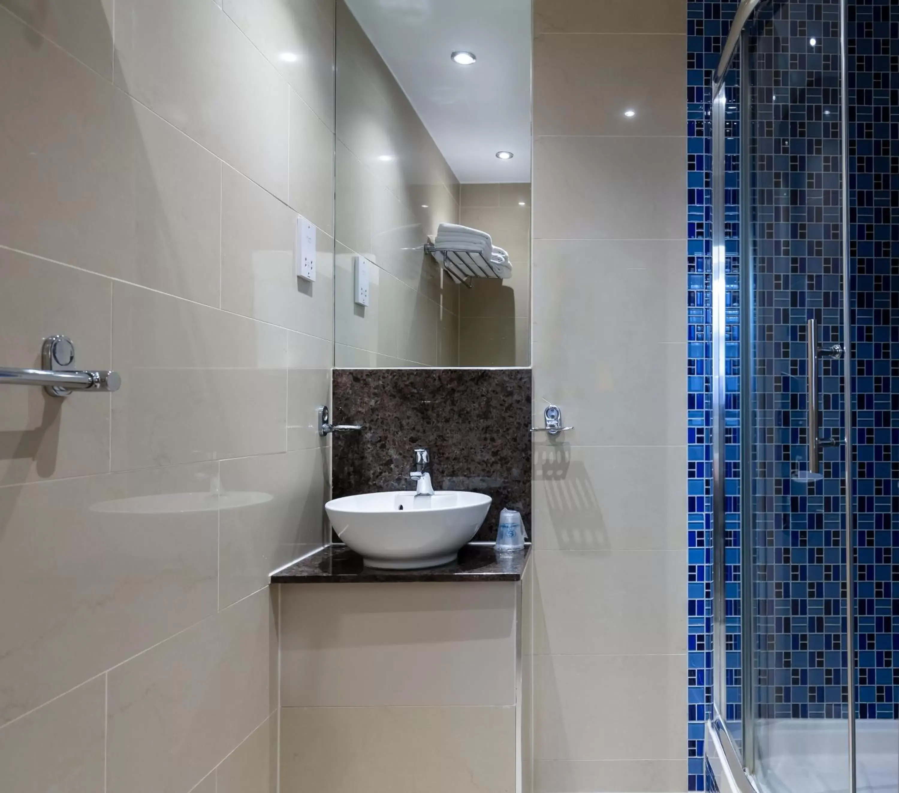 Bathroom in Sidney Hotel London-Victoria