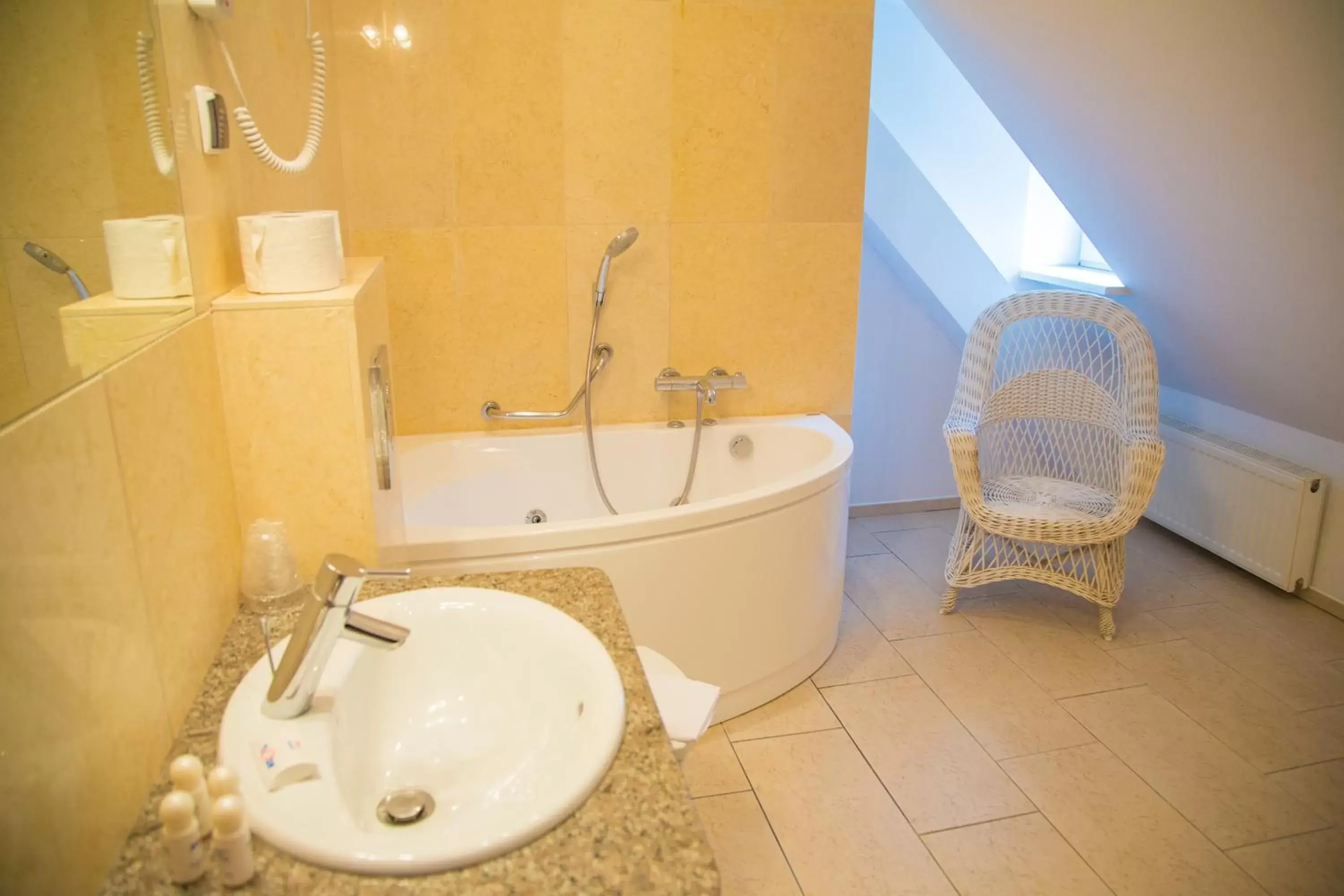 Hot Tub, Bathroom in Hotel Atol
