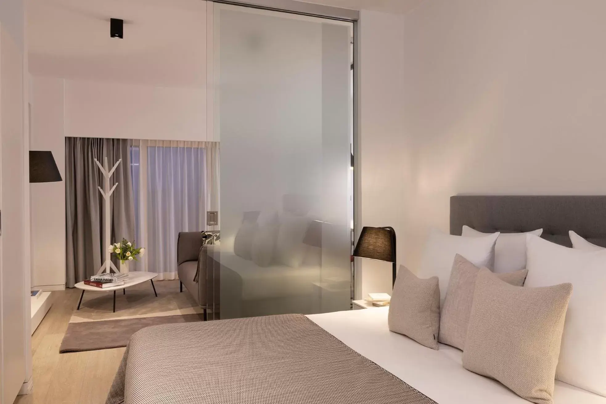 Bedroom, Bed in L-Avenue Bedroom, Bed in L-Avenue