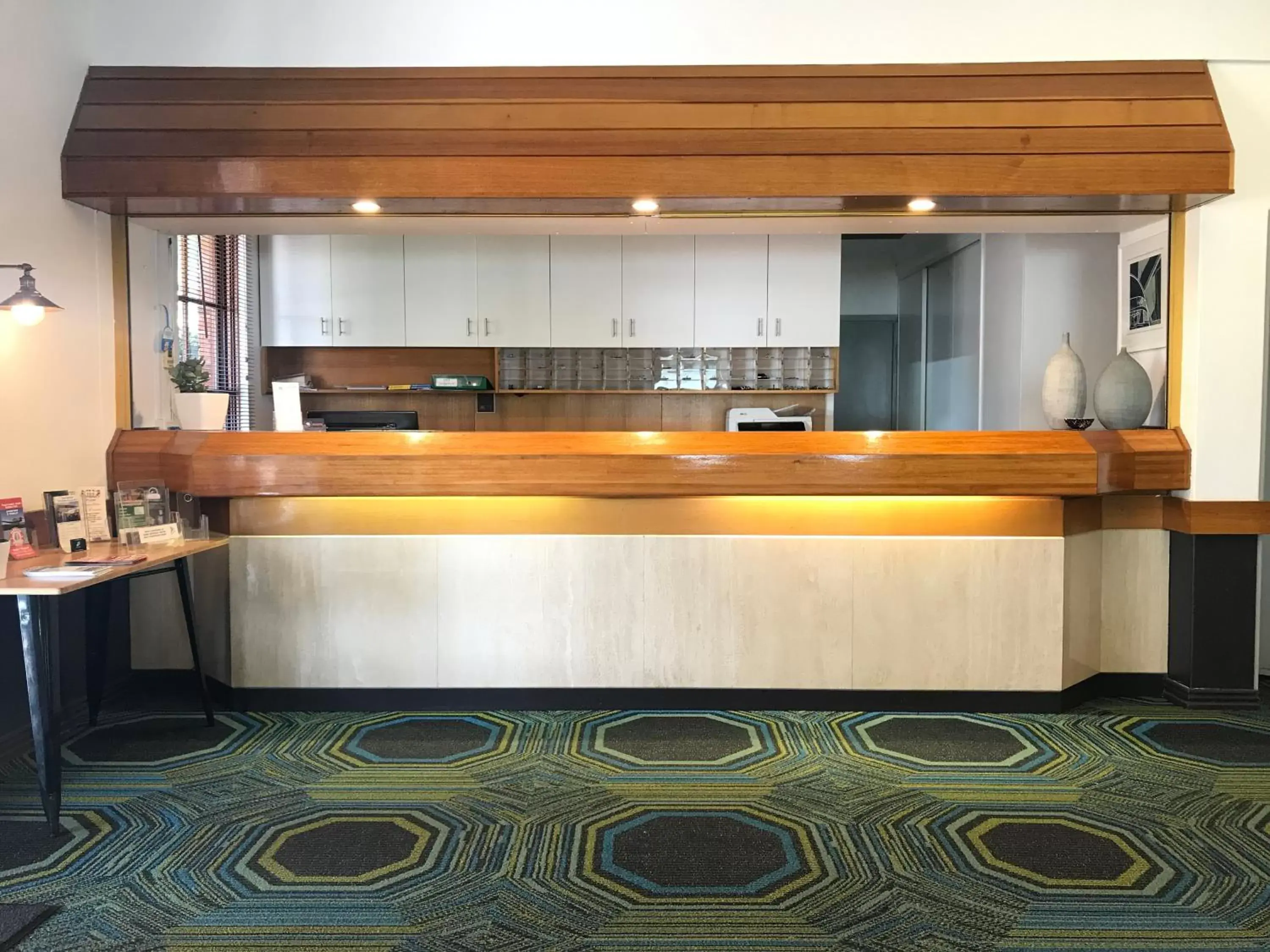 Lobby or reception, Kitchen/Kitchenette in Cascades Motor Inn