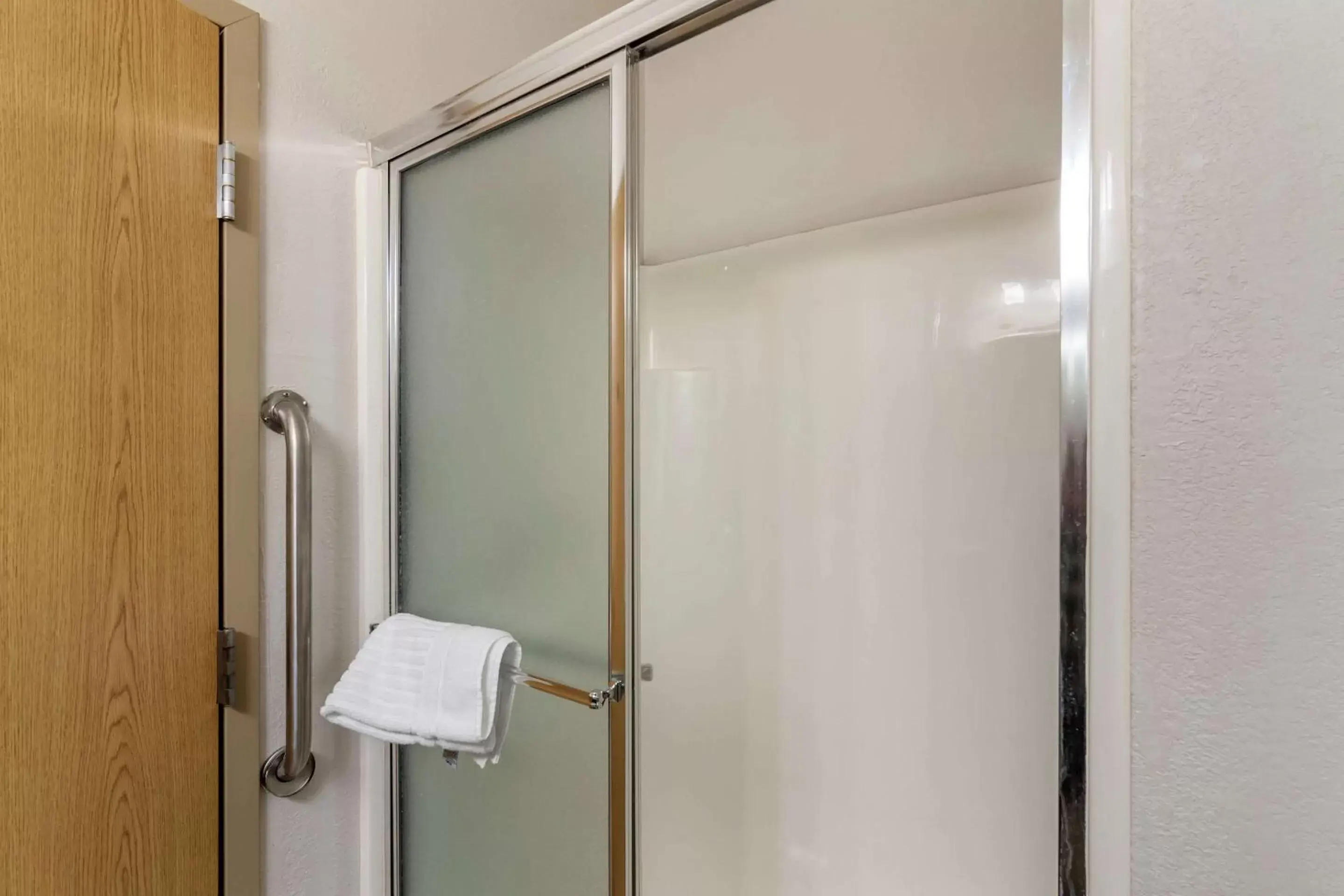 Photo of the whole room, Bathroom in Comfort Inn & Suites Lees Summit -Kansas City