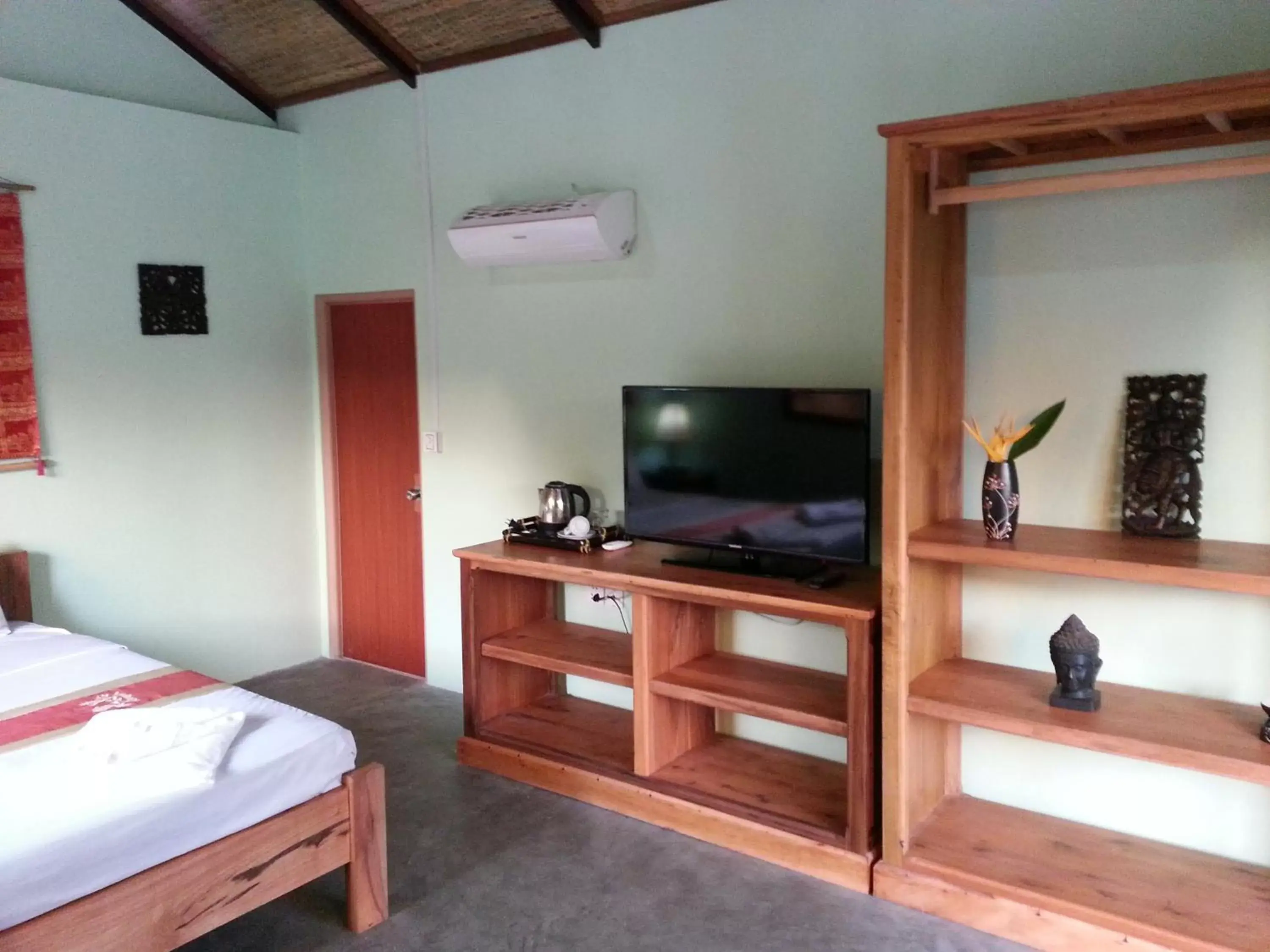 Bedroom, TV/Entertainment Center in Bird of Paradise Bungalows