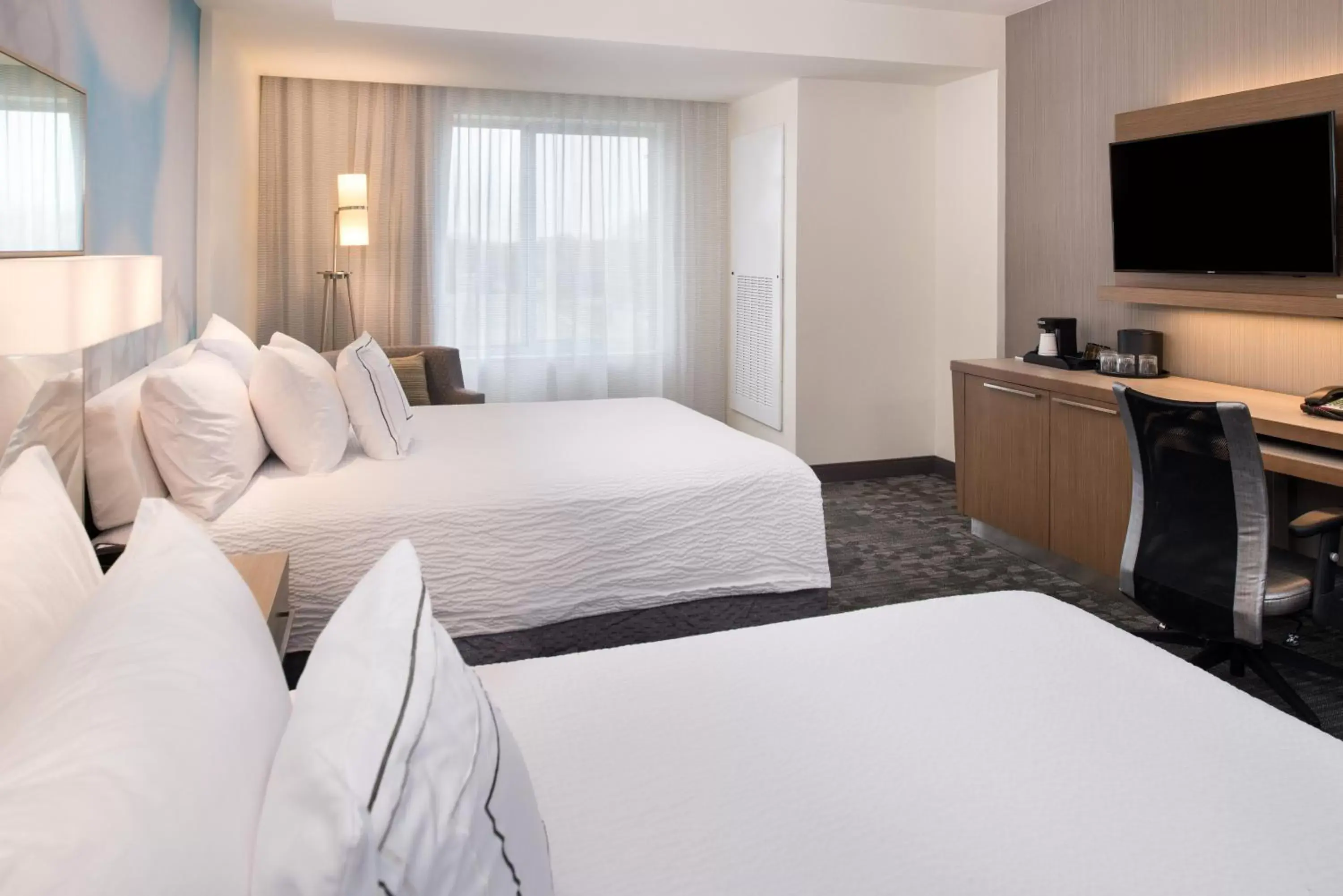 Guests, Bed in Courtyard by Marriott Detroit Farmington