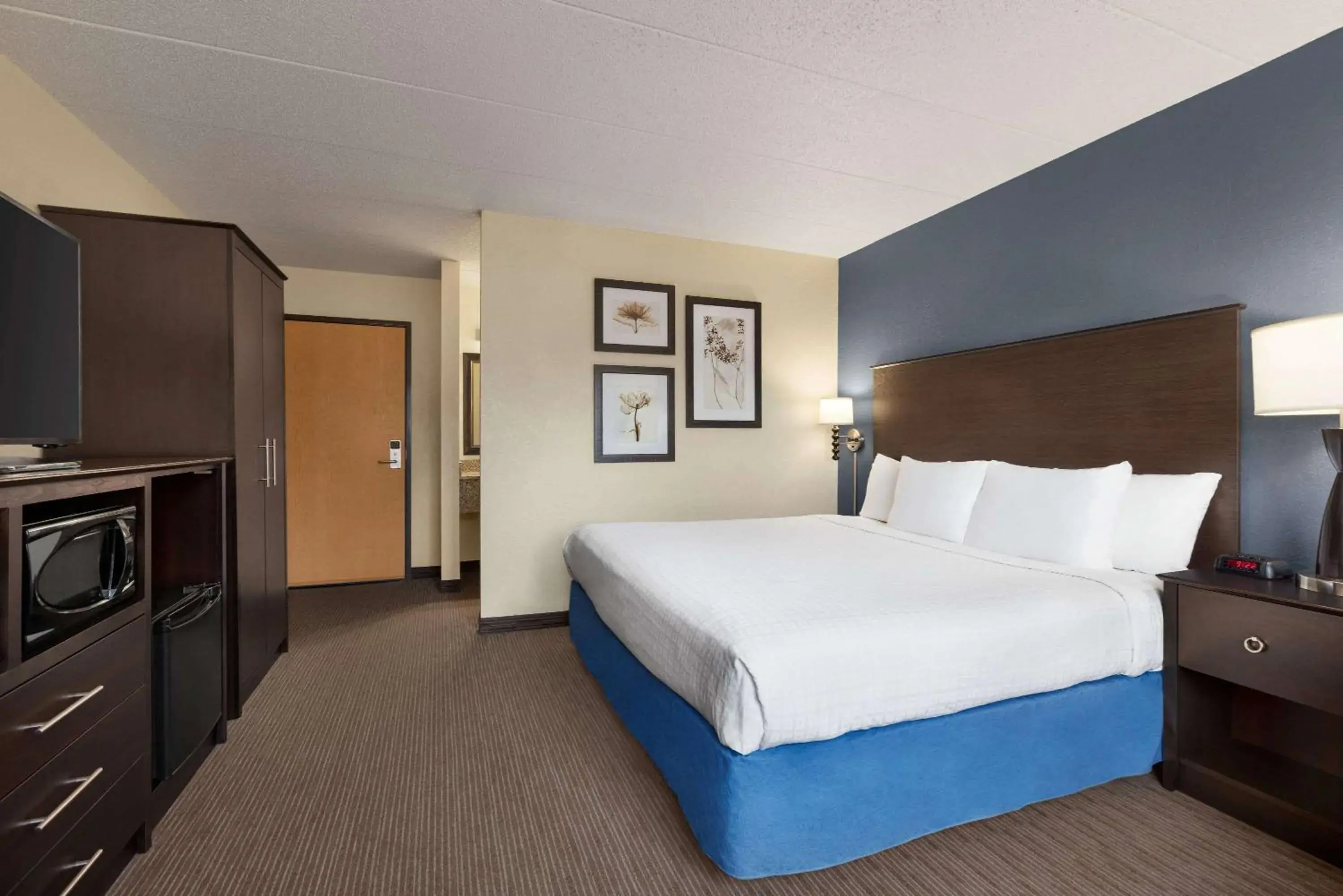 Photo of the whole room, Bed in Baymont by Wyndham Owatonna
