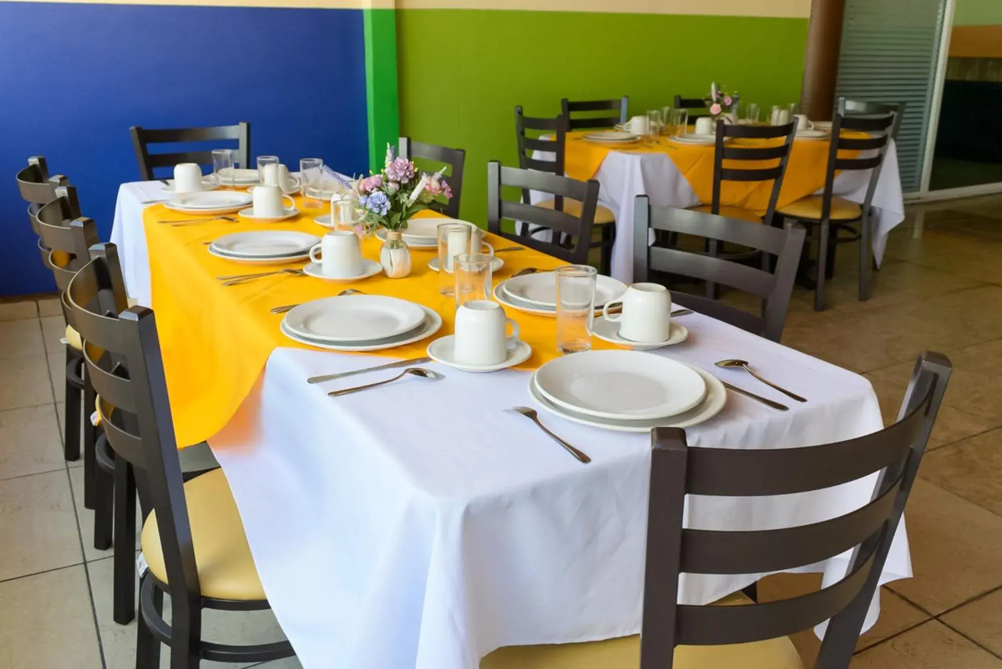 Restaurant/Places to Eat in Puebla Inn Express